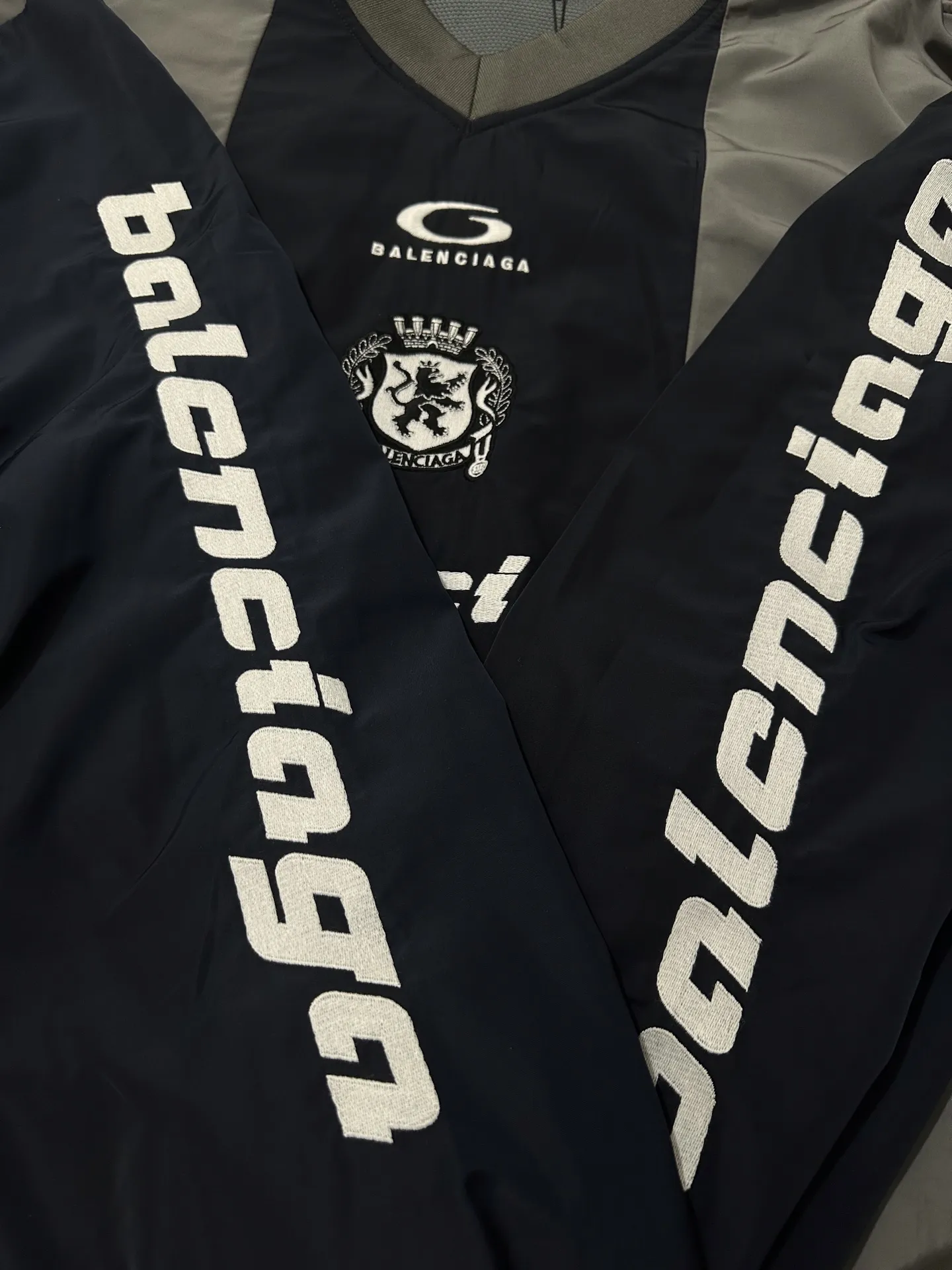 Logo-Print Color-Block Nylon Jersey D31024379 — view 7