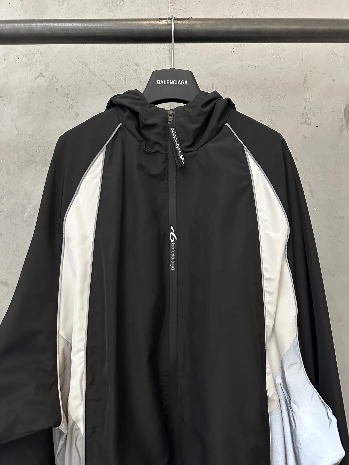 Color-Block Hooded Windbreaker Jacket D37020234 — view 3