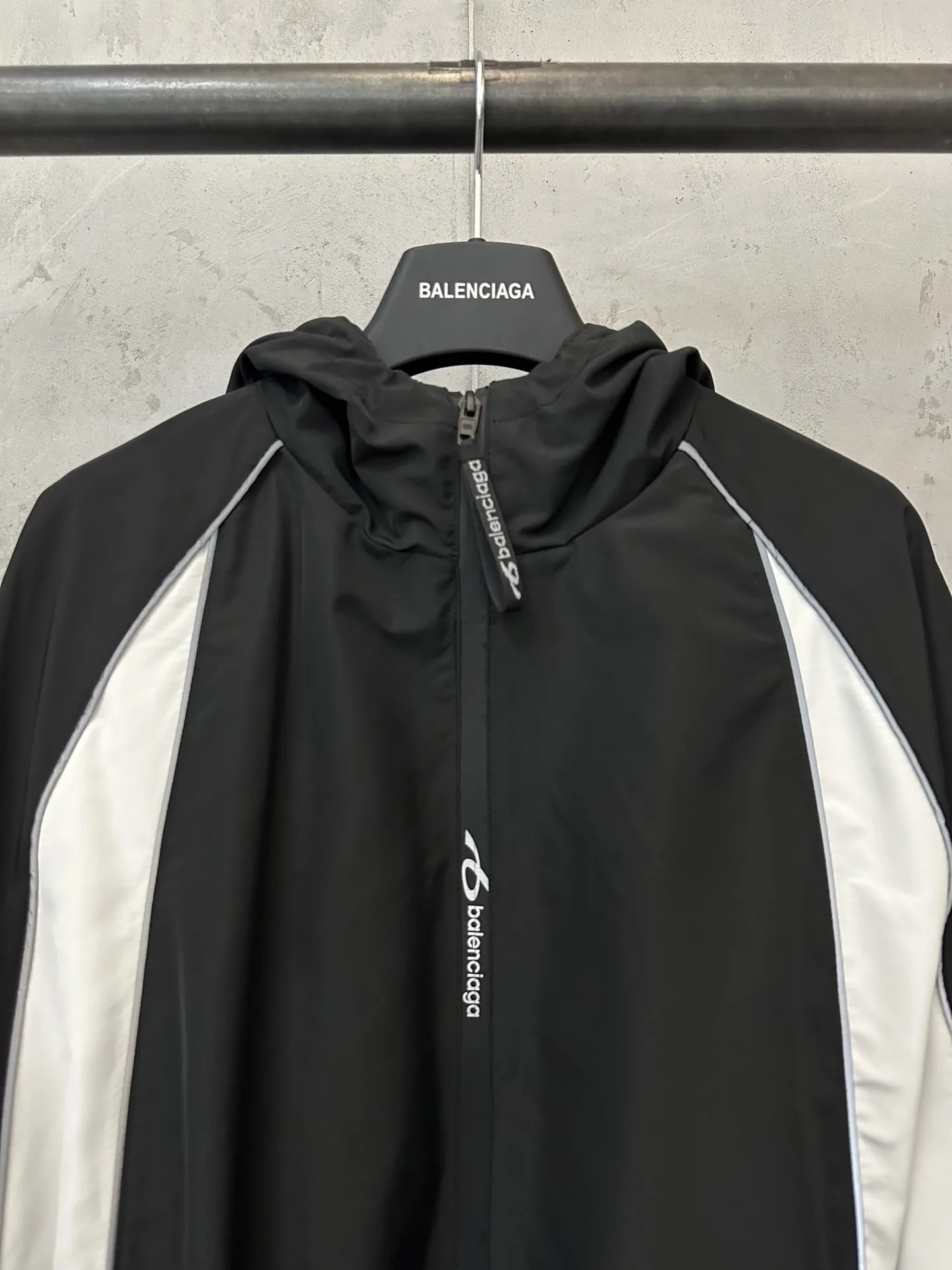 Color-Block Hooded Windbreaker Jacket D37020234 — view 5