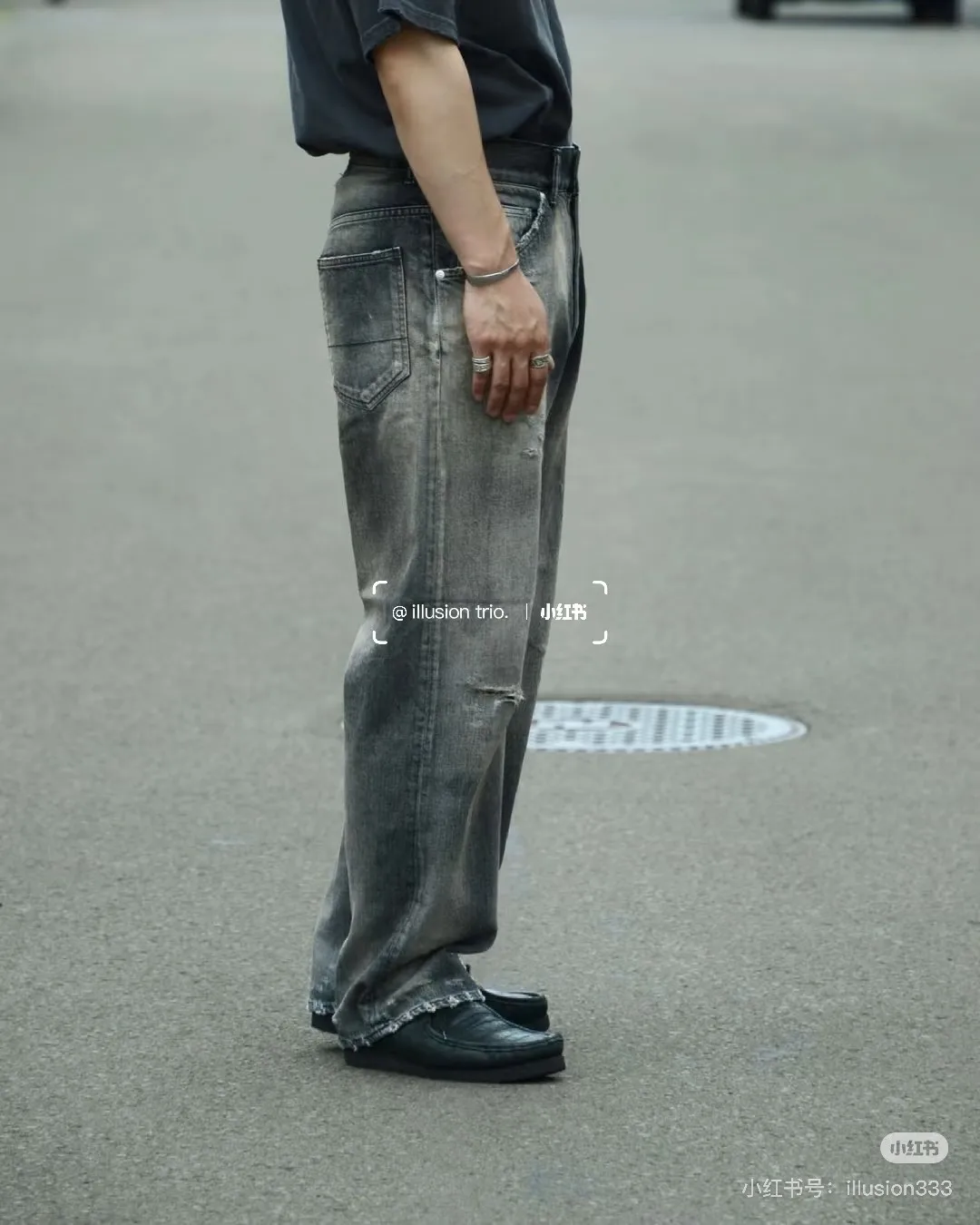 Distressed Tapered Selvedge Denim Jeans D22519922 — view 2