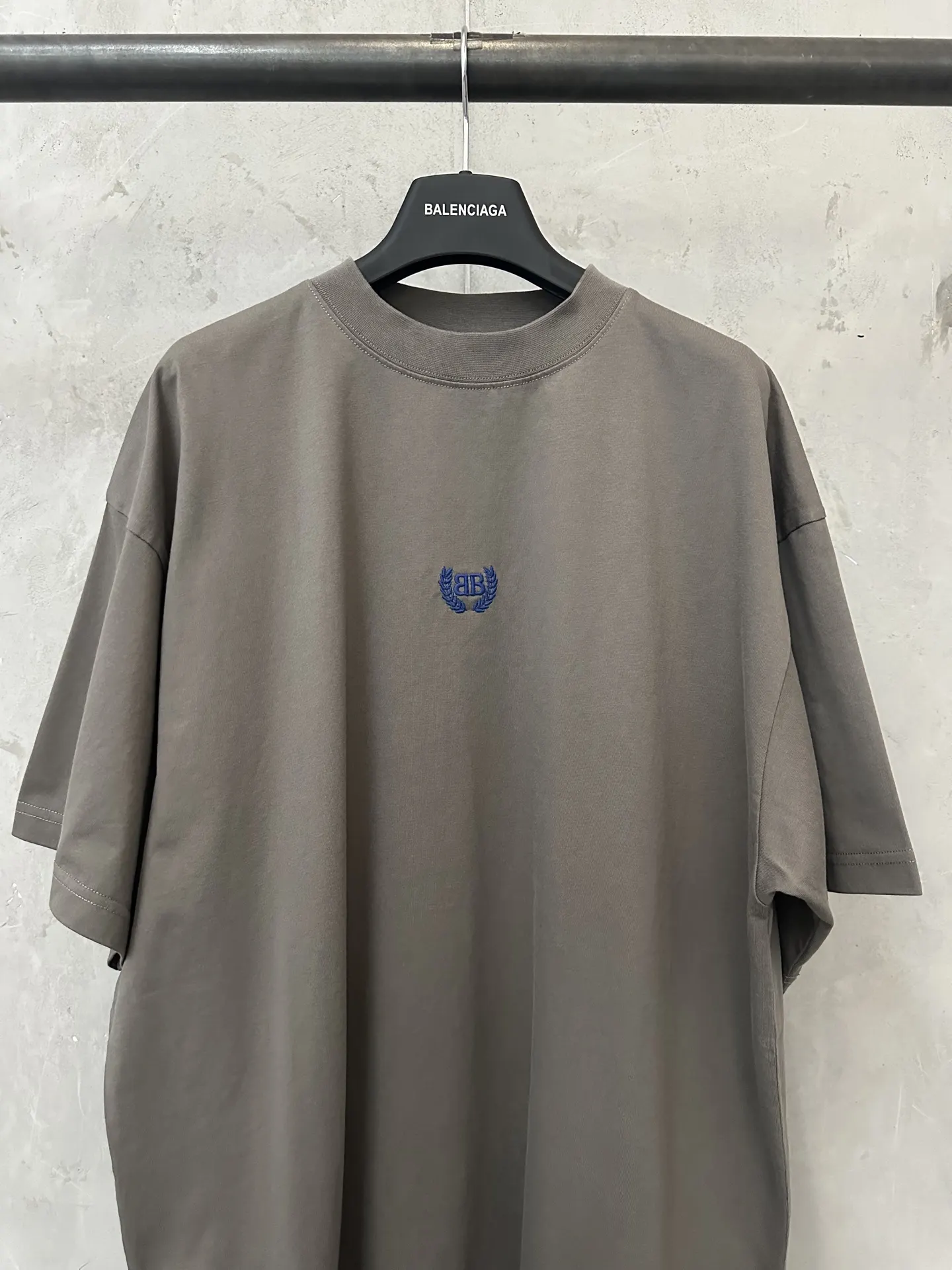 Laurel Wreath Logo Embroidered T-Shirt D20020205 — view 3