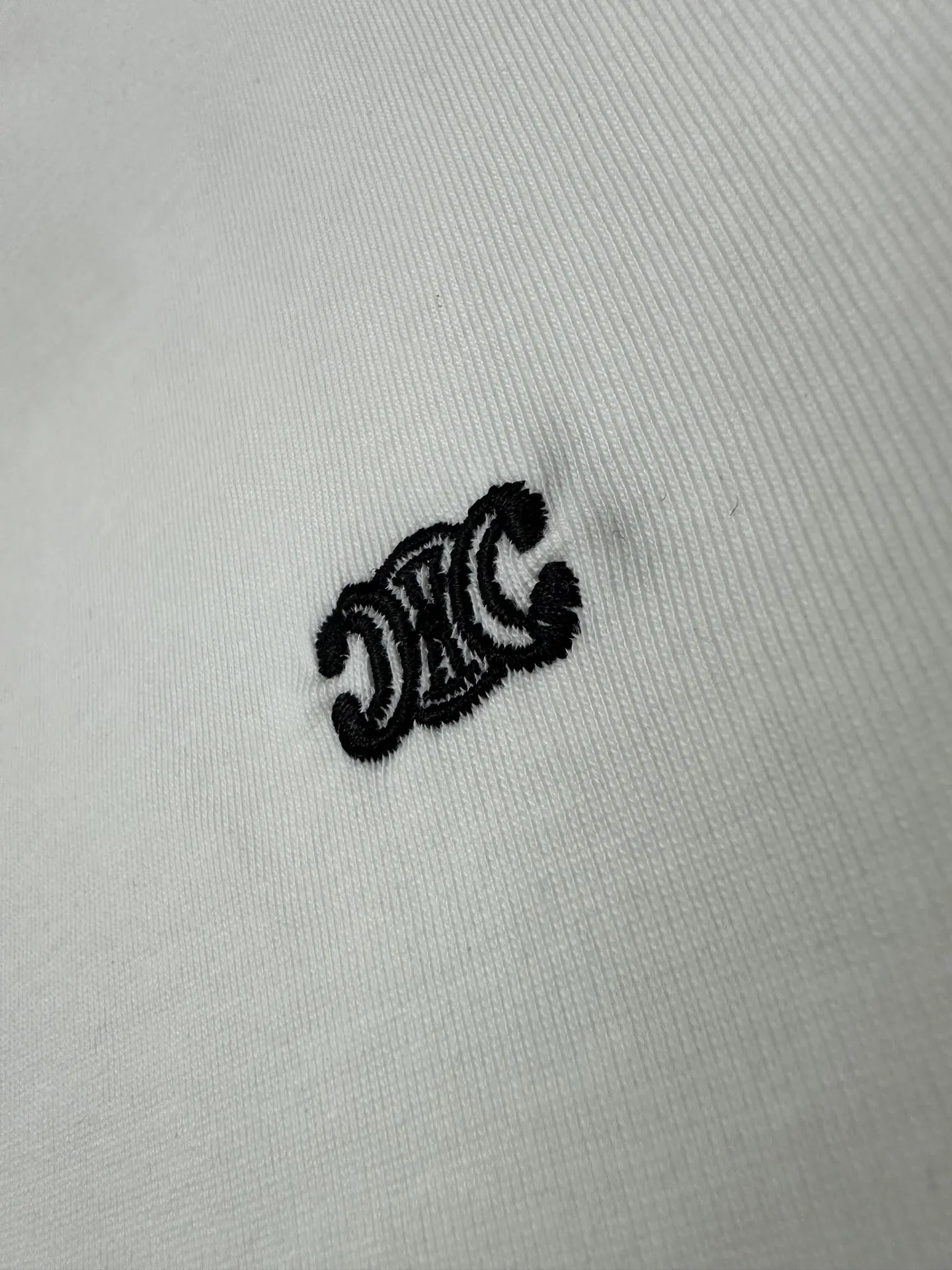 Triomphe Logo Embroidered Long-Sleeve T-Shirt D22020171 — view 8