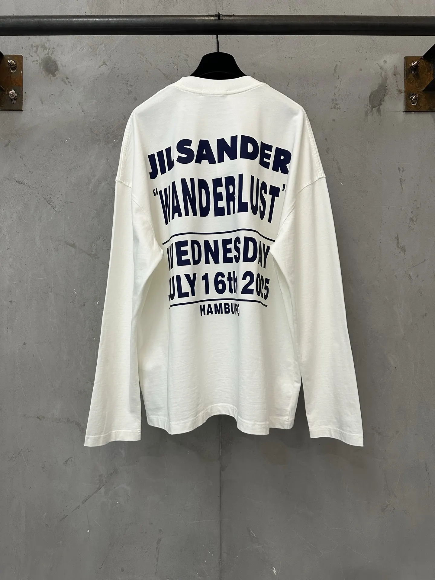 Waiting Room Graphic Long-Sleeve T-Shirt D23024391 — view 2