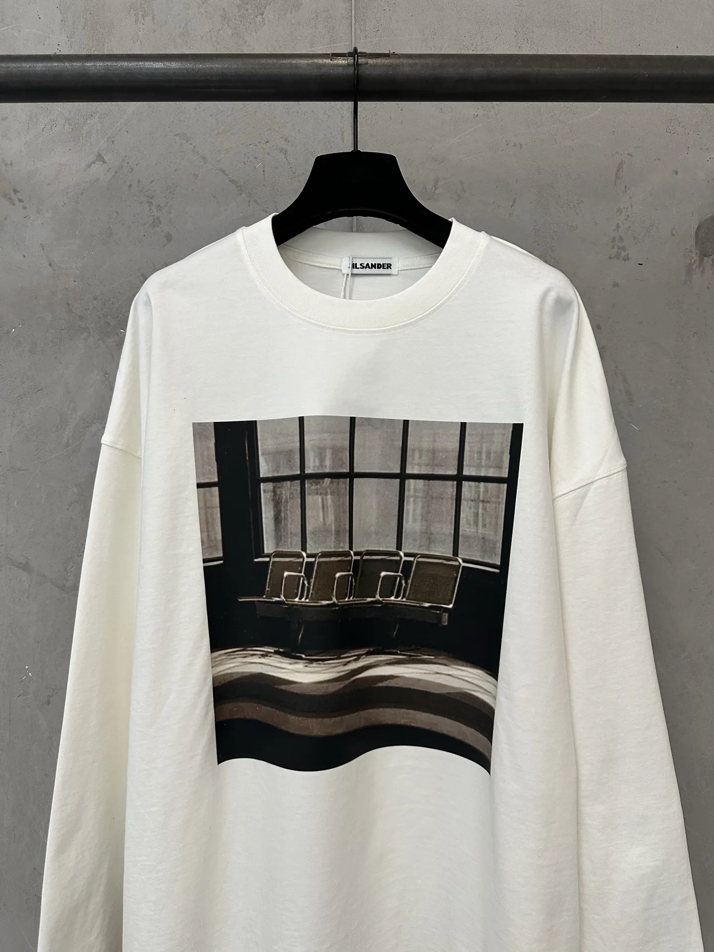Waiting Room Graphic Long-Sleeve T-Shirt D23024391 — view 3