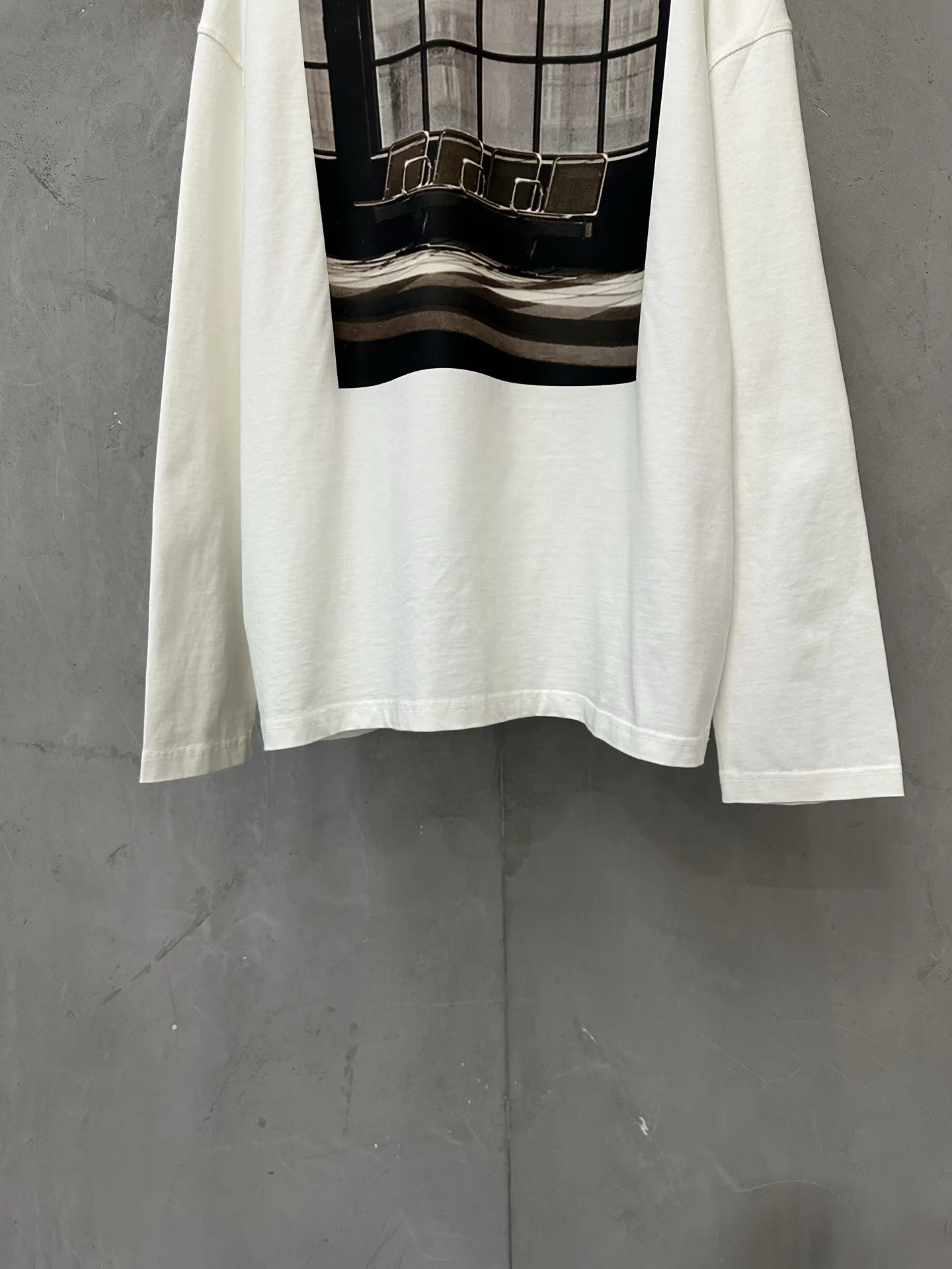 Waiting Room Graphic Long-Sleeve T-Shirt D23024391 — view 4