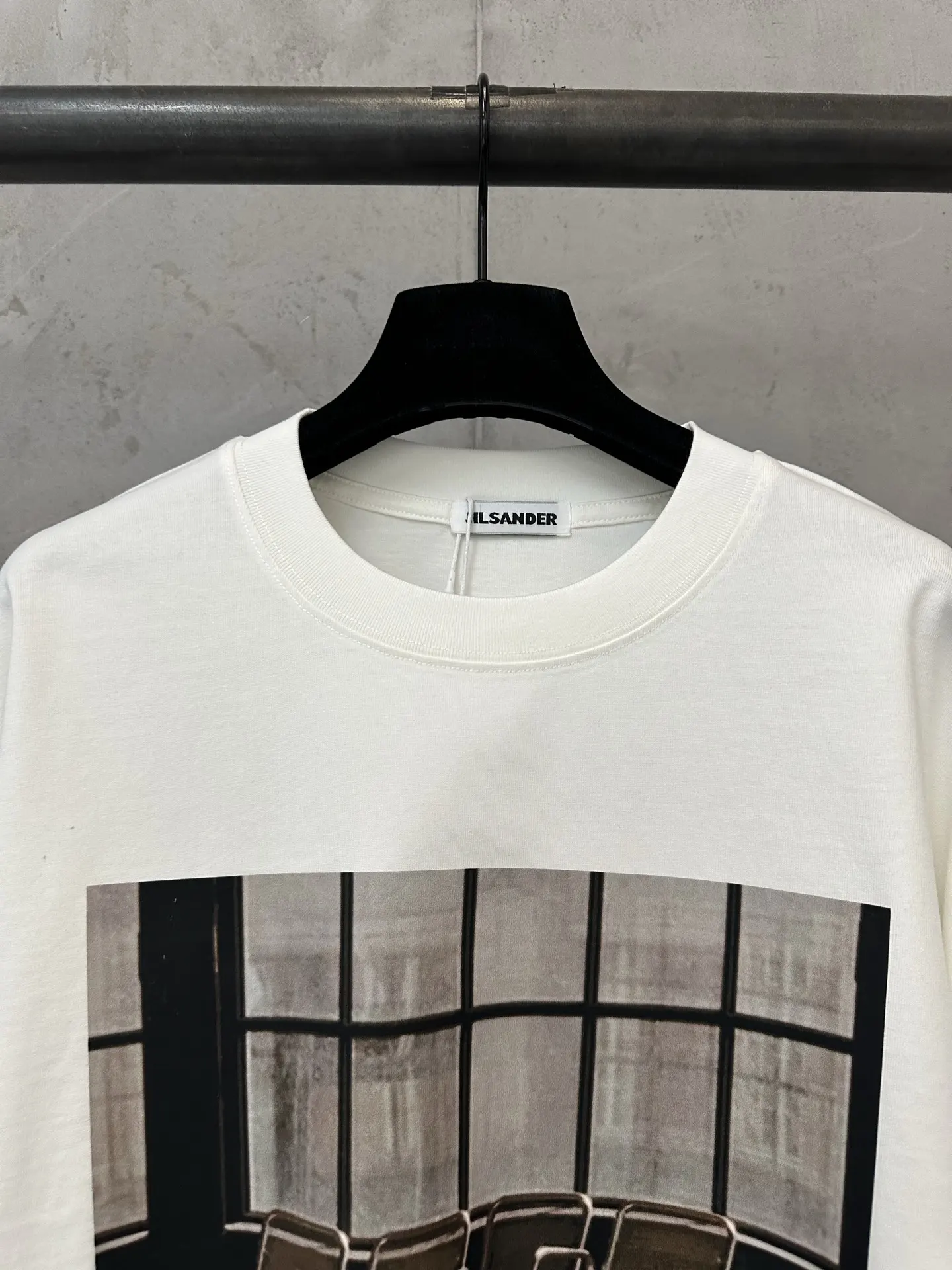 Waiting Room Graphic Long-Sleeve T-Shirt D23024391 — view 5