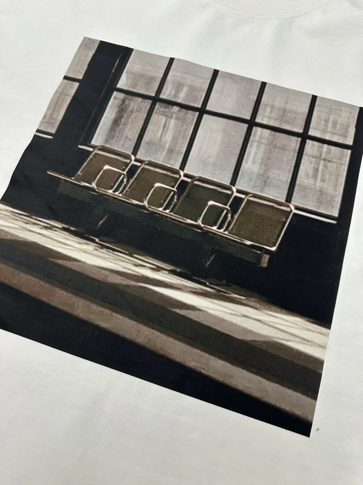 Waiting Room Graphic Long-Sleeve T-Shirt D23024391 — view 7