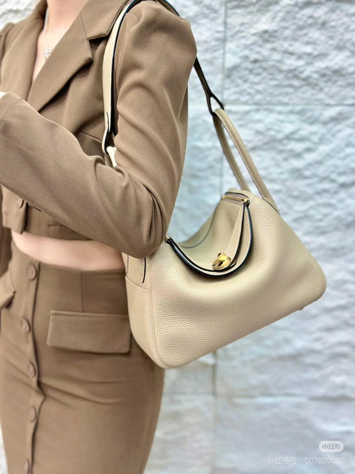 Lindy 26 Grained Leather Top-Handle Bag D43018504