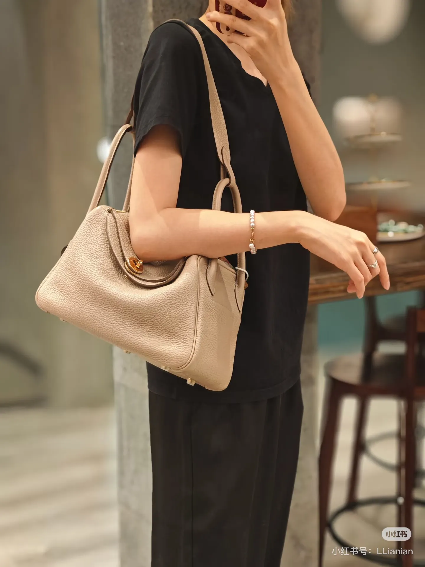 Lindy 26 Grained Leather Top-Handle Bag D43018504 — view 2