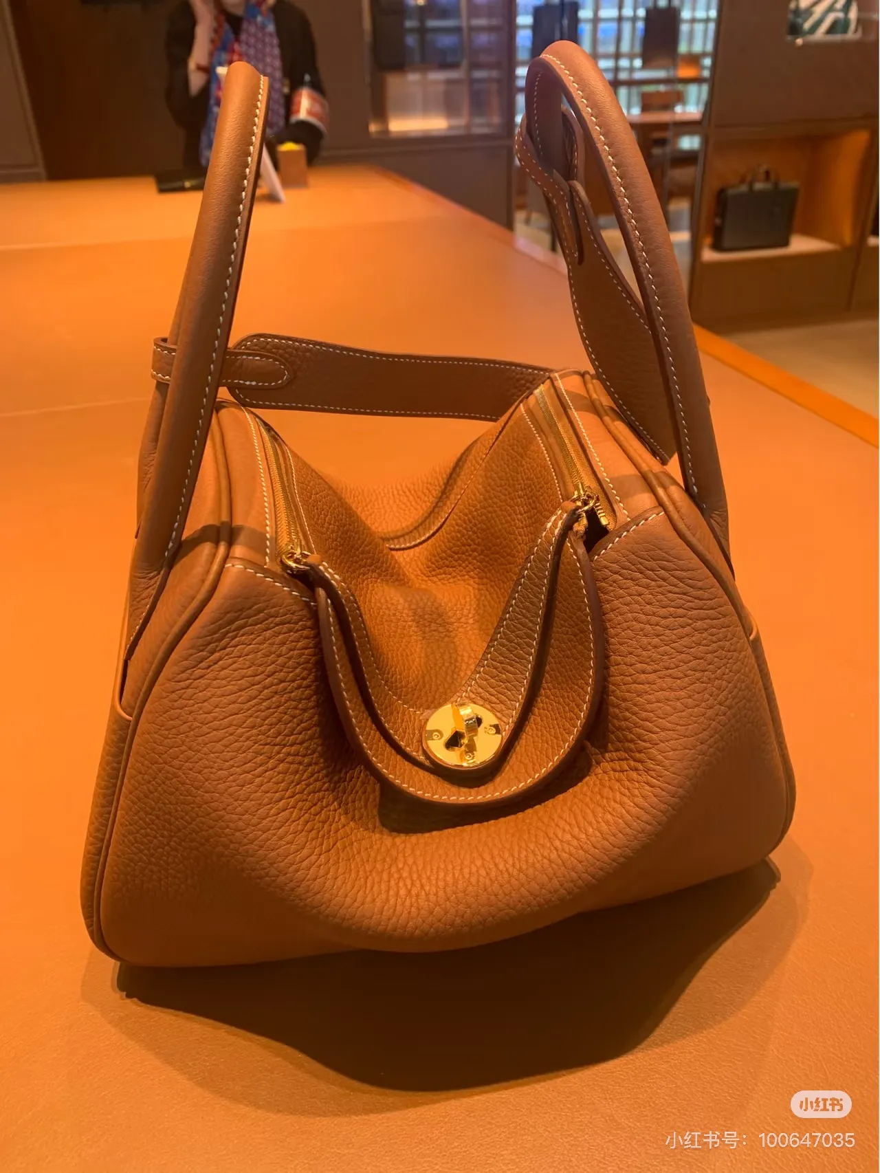 Lindy 26 Grained Leather Top-Handle Bag D43018504 — view 3