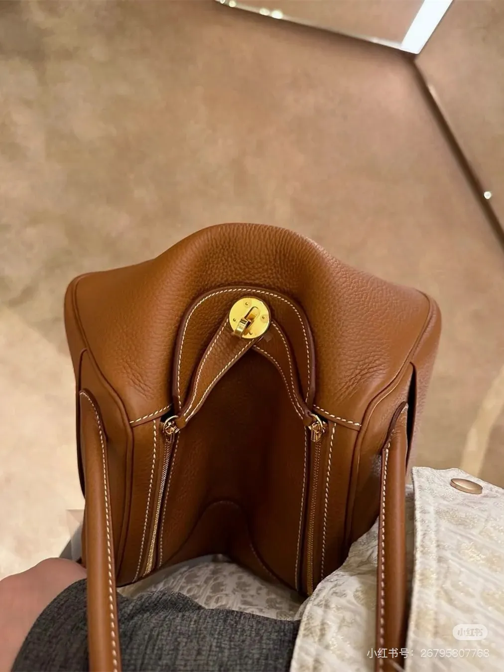 Lindy 26 Grained Leather Top-Handle Bag D43018504 — view 4