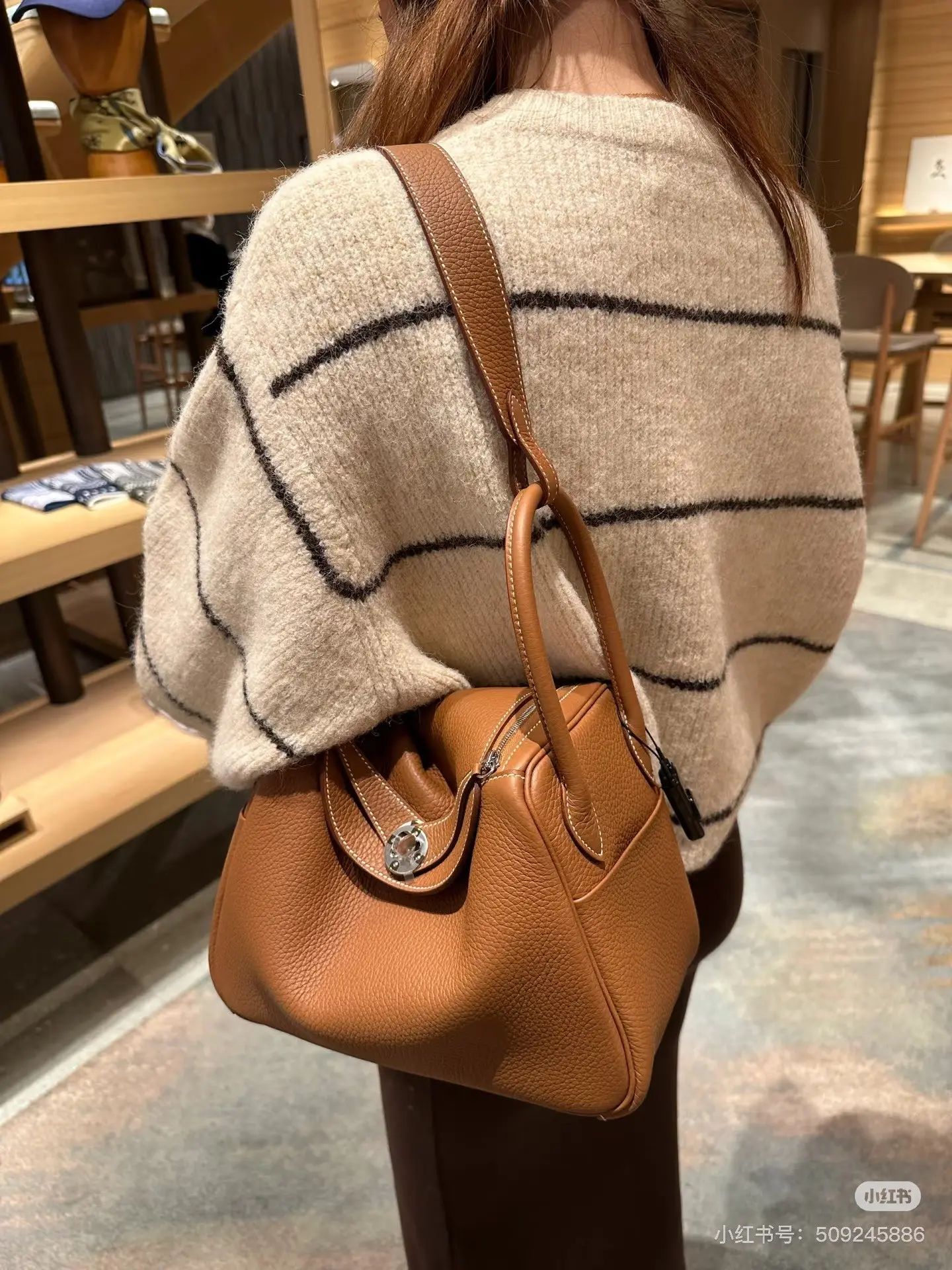 Lindy 26 Grained Leather Top-Handle Bag D43018504 — view 5