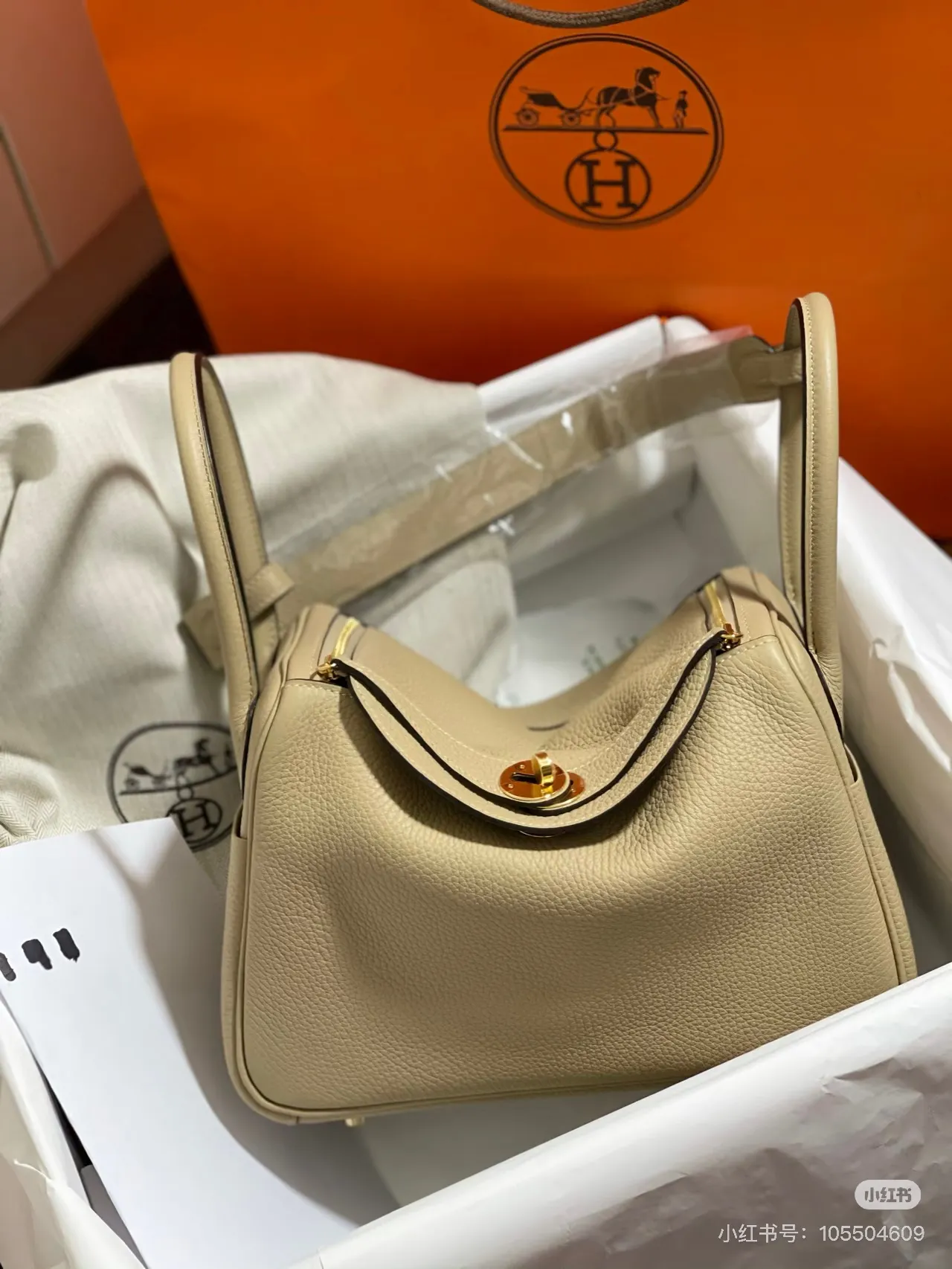 Lindy 26 Grained Leather Top-Handle Bag D43018504 — view 6