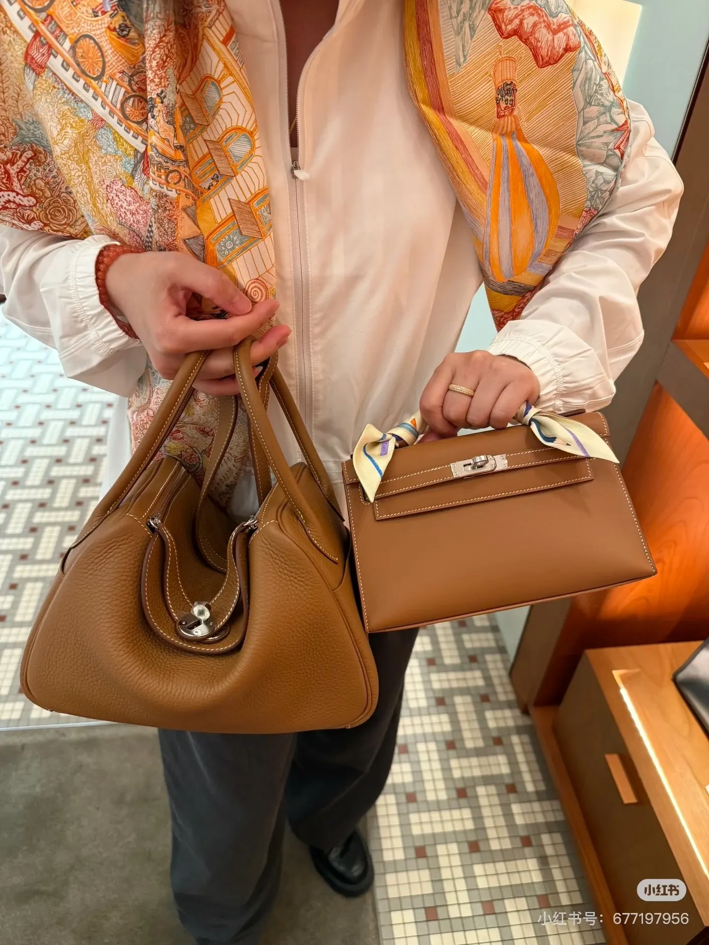 Lindy 26 Grained Leather Top-Handle Bag D43018504 — view 7
