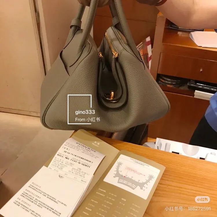Lindy 26 Grained Leather Top-Handle Bag D43018504 — view 9