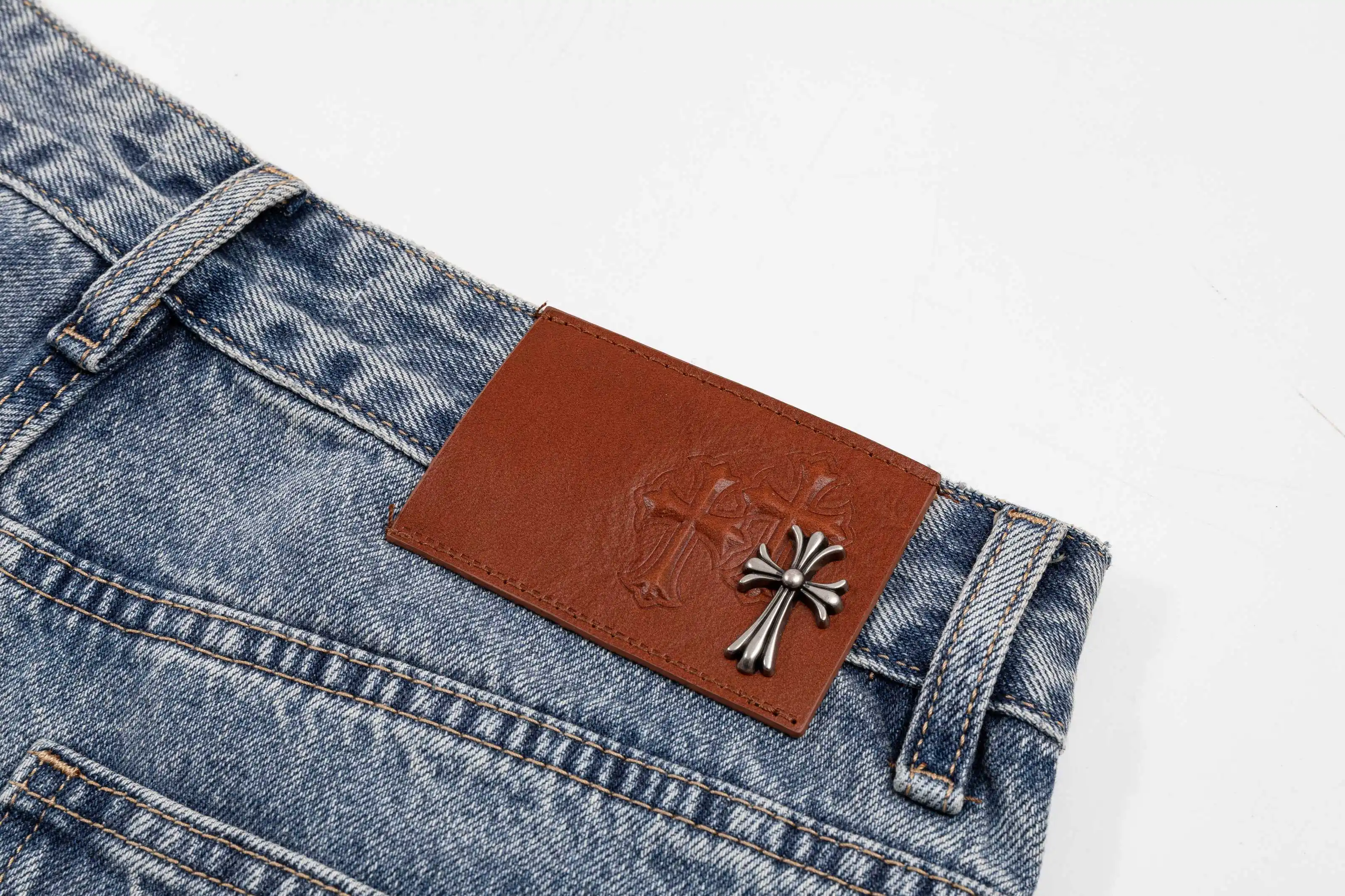 Rhinestone-Embellished Straight-Leg Jeans D25019740 — view 4