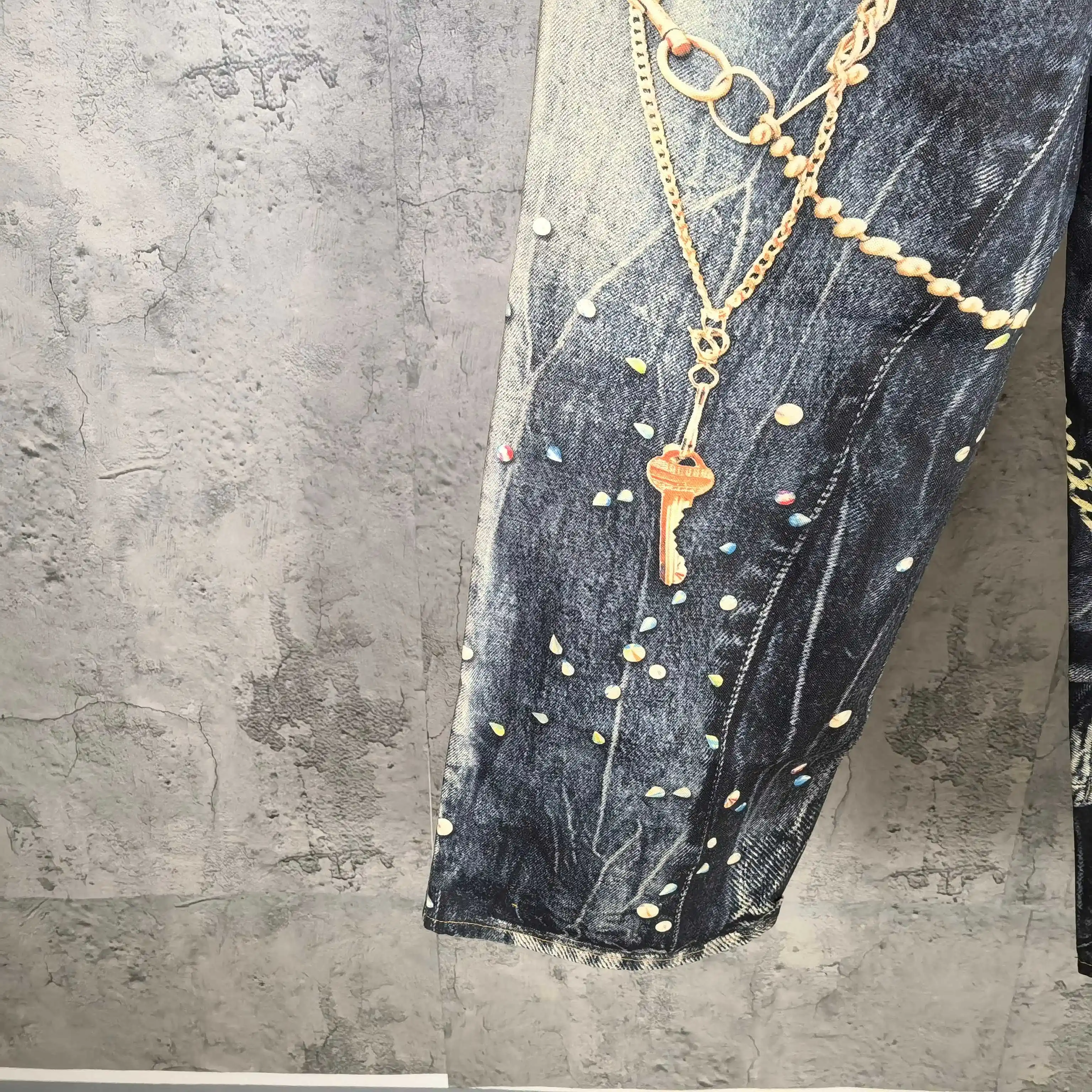 Trompe L'oeil Chain Print Wide-Leg Jeans D26024541 — view 14