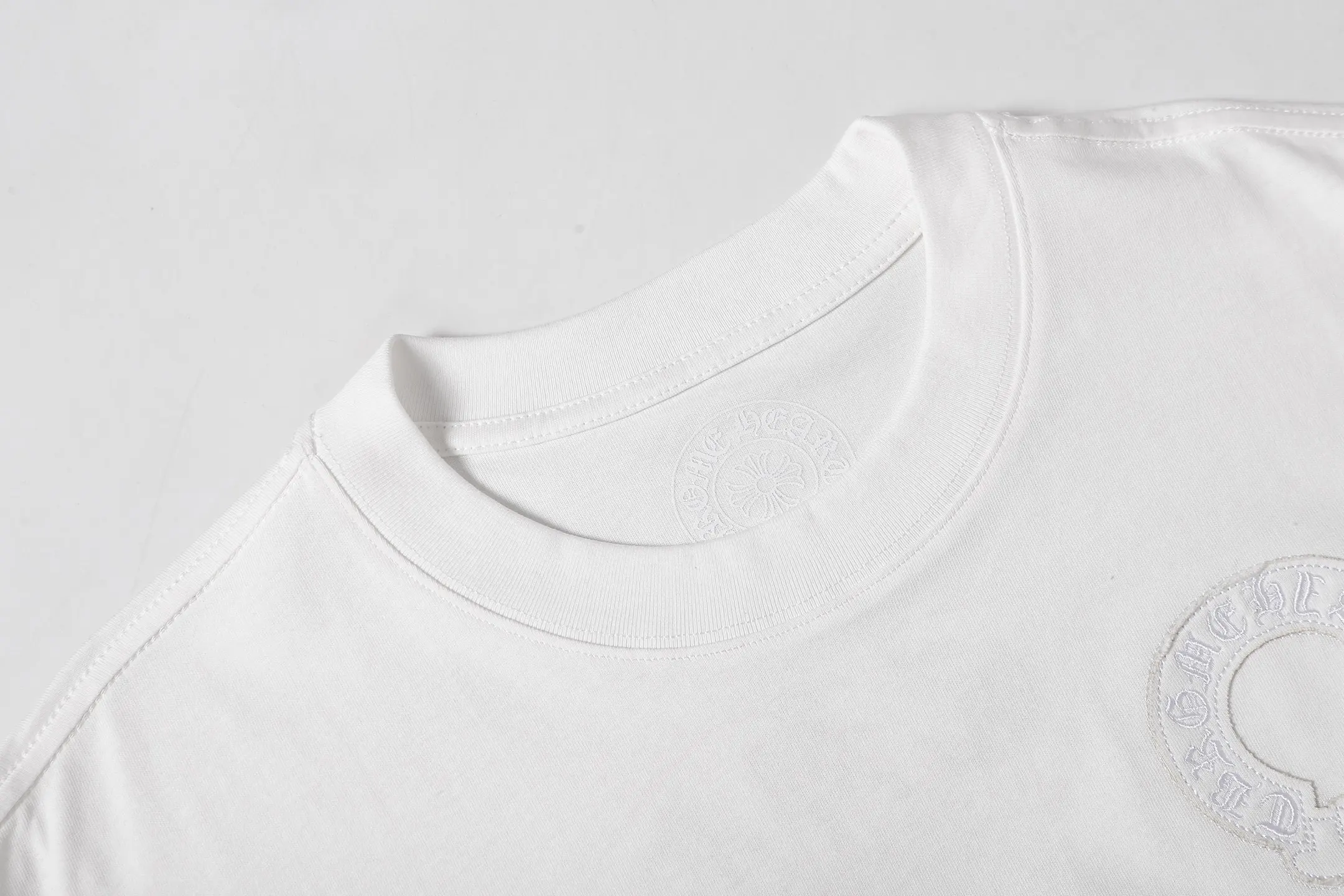 Horseshoe Appliqué Embroidered T-Shirt D10014112 — view 4