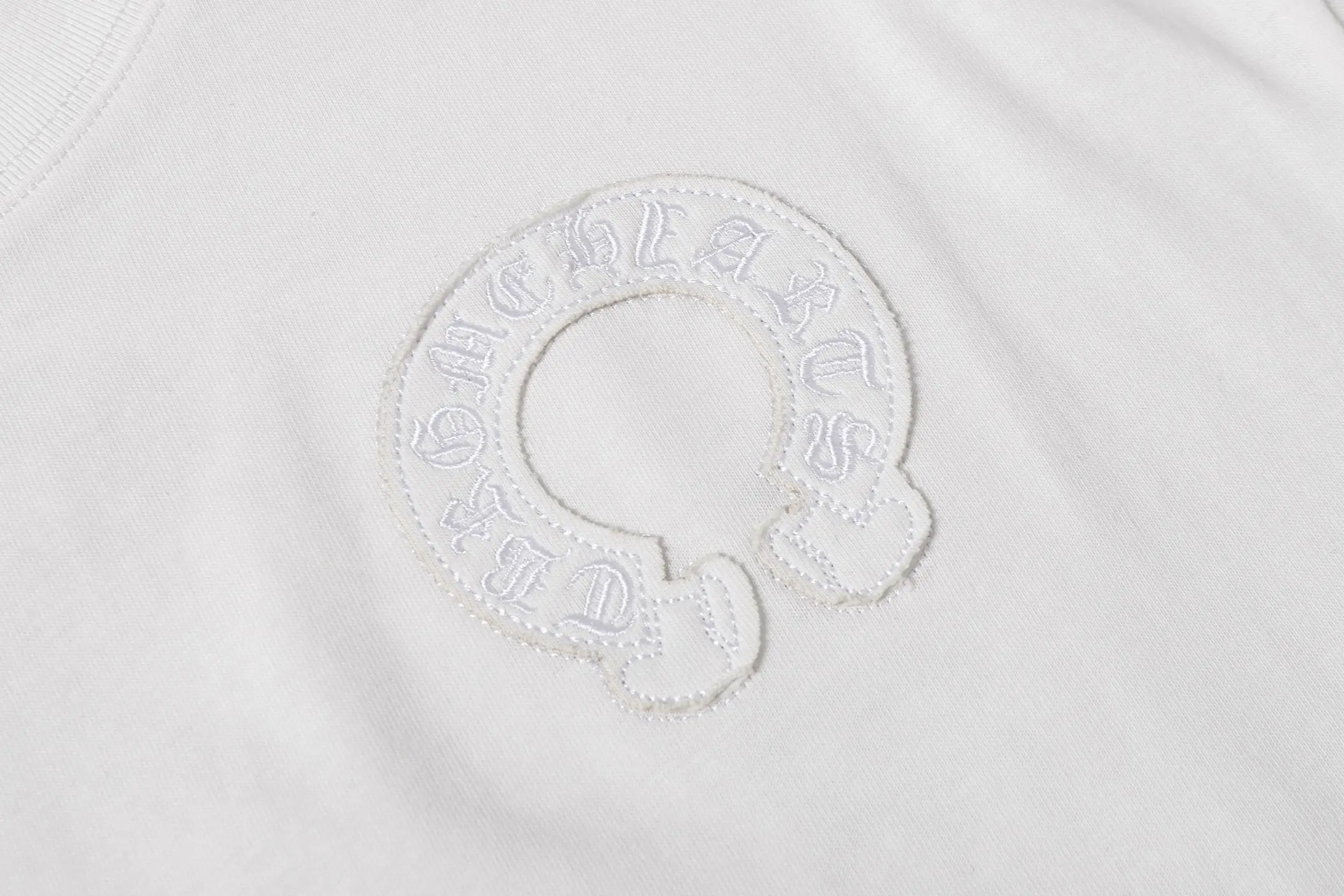 Horseshoe Appliqué Embroidered T-Shirt D10014112 — view 5