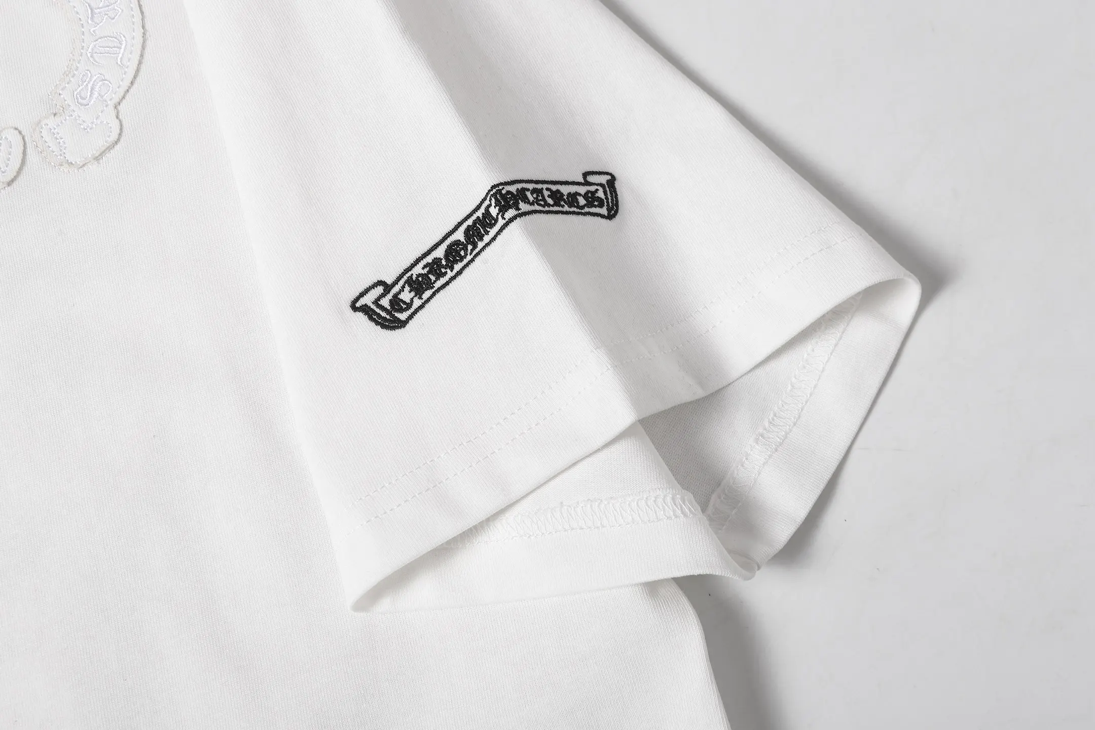Horseshoe Appliqué Embroidered T-Shirt D10014112 — view 7