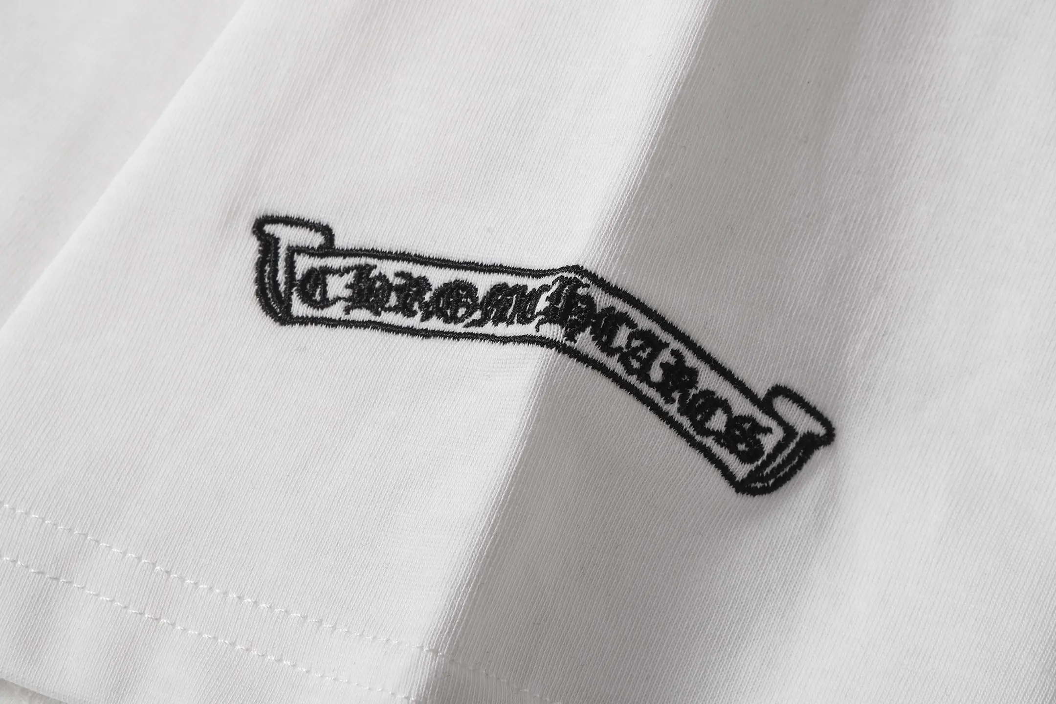 Horseshoe Appliqué Embroidered T-Shirt D10014112 — view 8