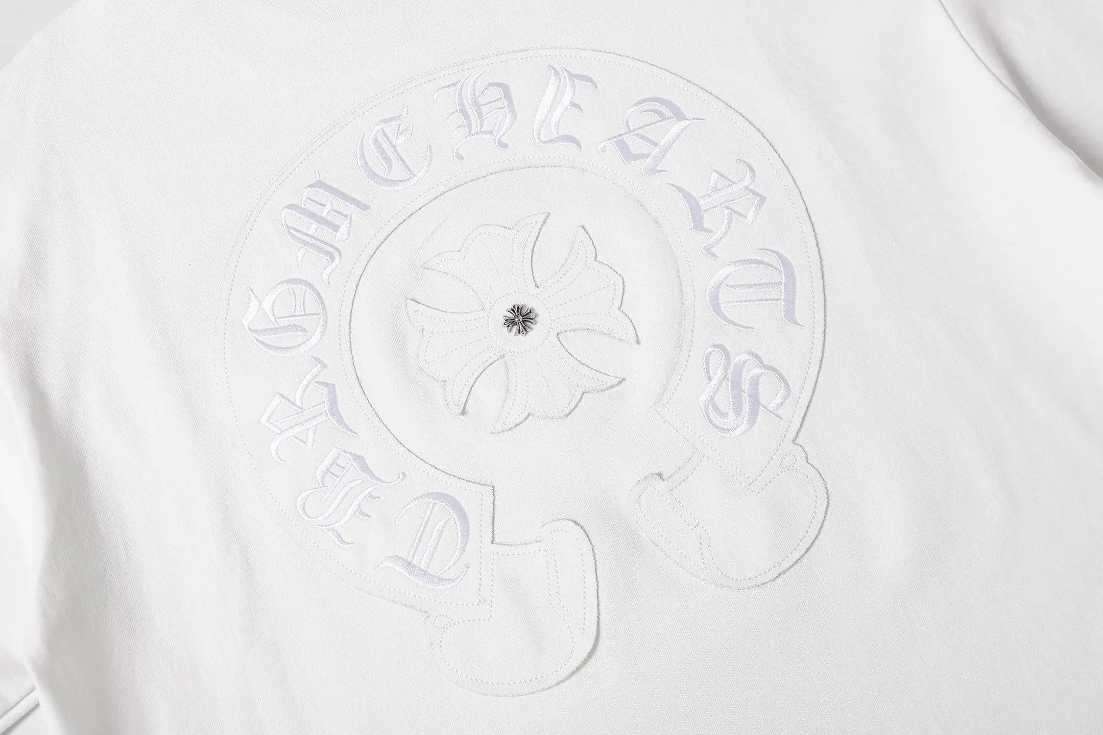 Horseshoe Appliqué Embroidered T-Shirt D10014112 — view 9