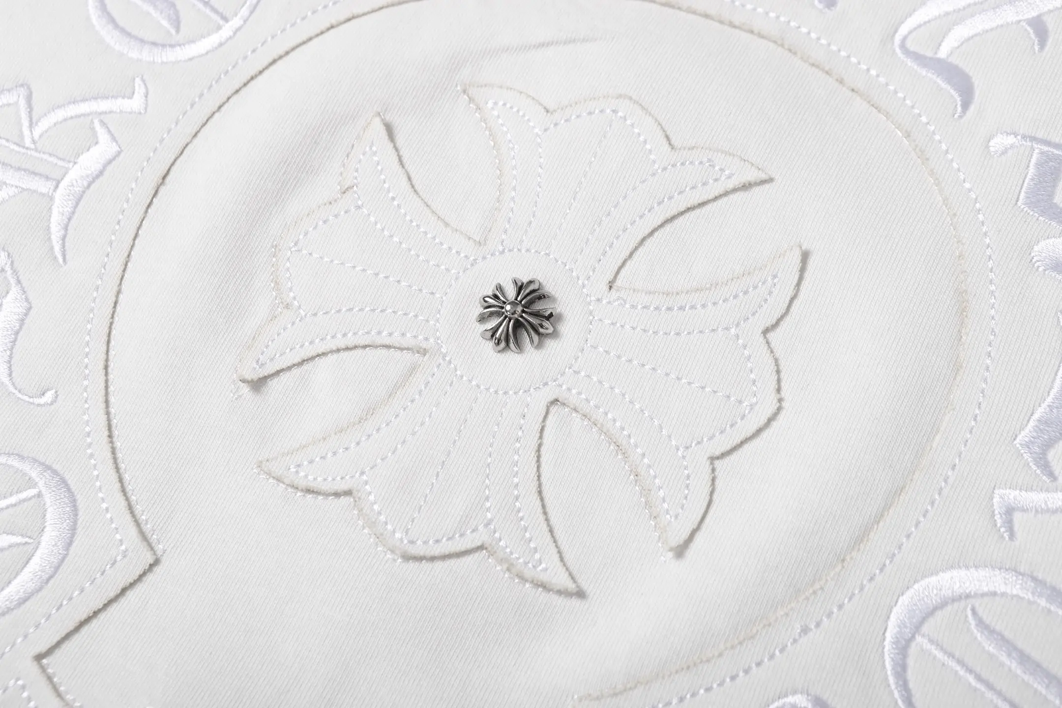 Horseshoe Appliqué Embroidered T-Shirt D10014112 — view 10