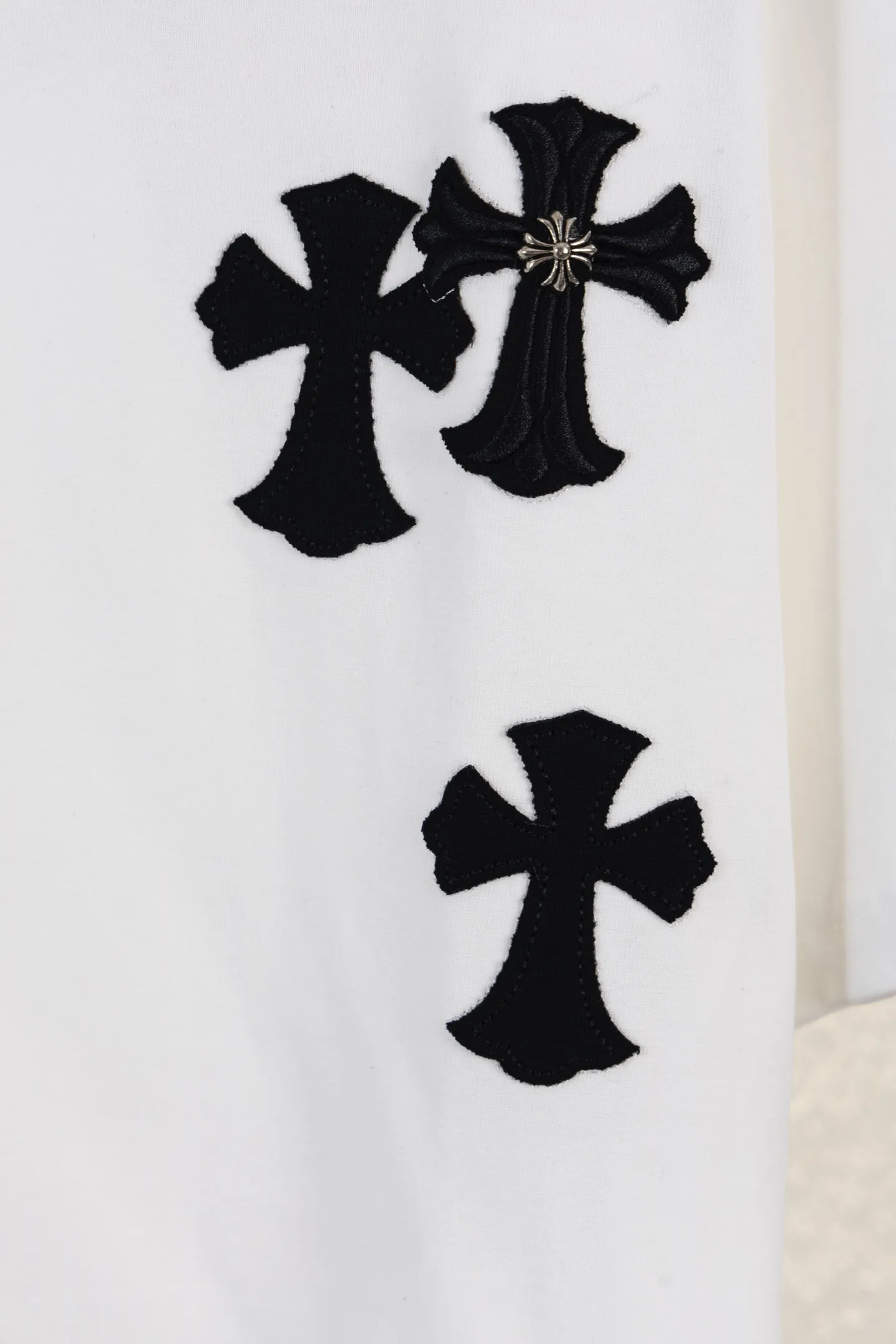 Cross Patch Leather Appliqué T-Shirt D12812614 — view 4