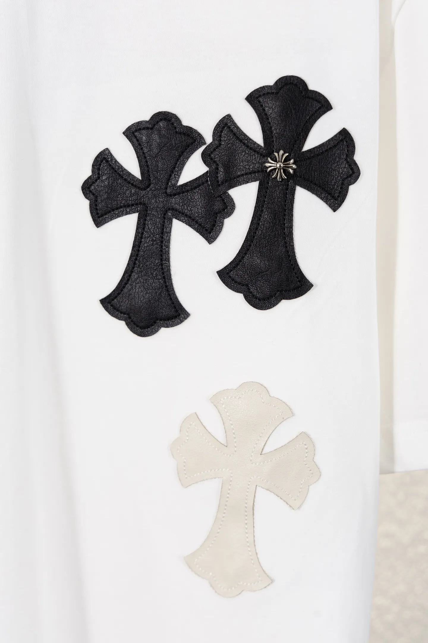 Cross Patch Embroidered Cotton T-Shirt D13311560 — view 4