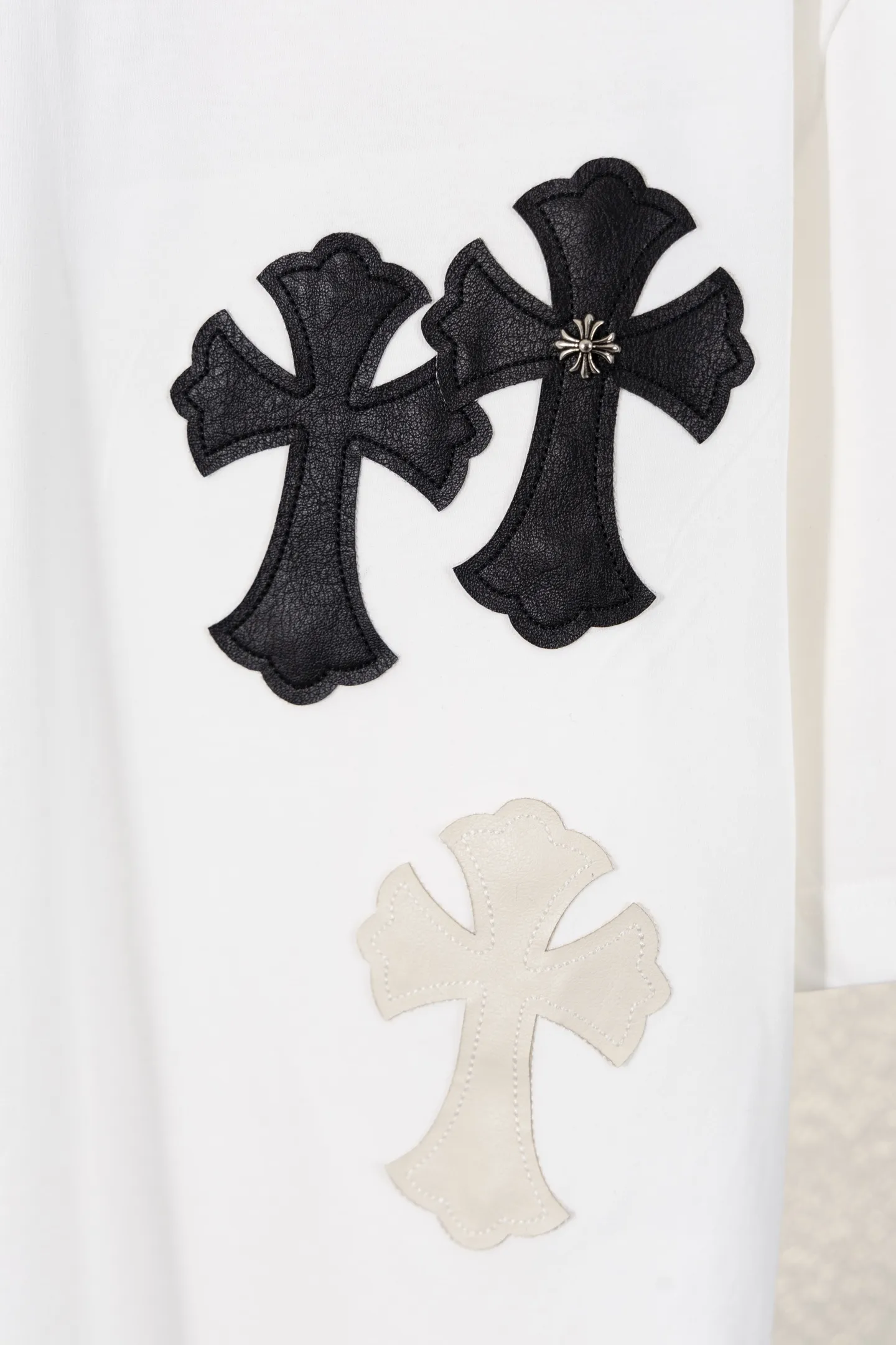 Cross Patch Embroidered Cotton T-Shirt D13312607 — view 4