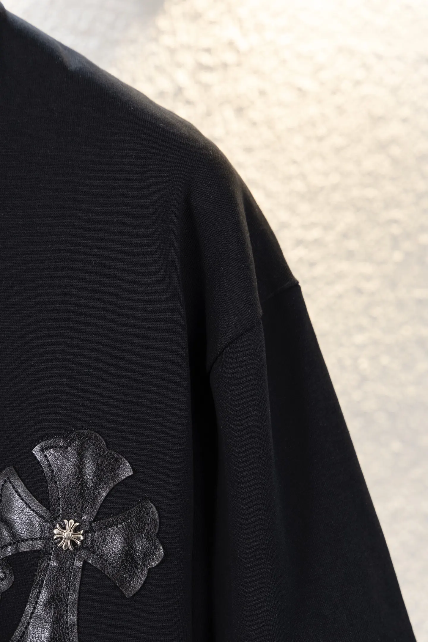 Leather Cross Patch Embroidered T-Shirt D13312608 — view 6