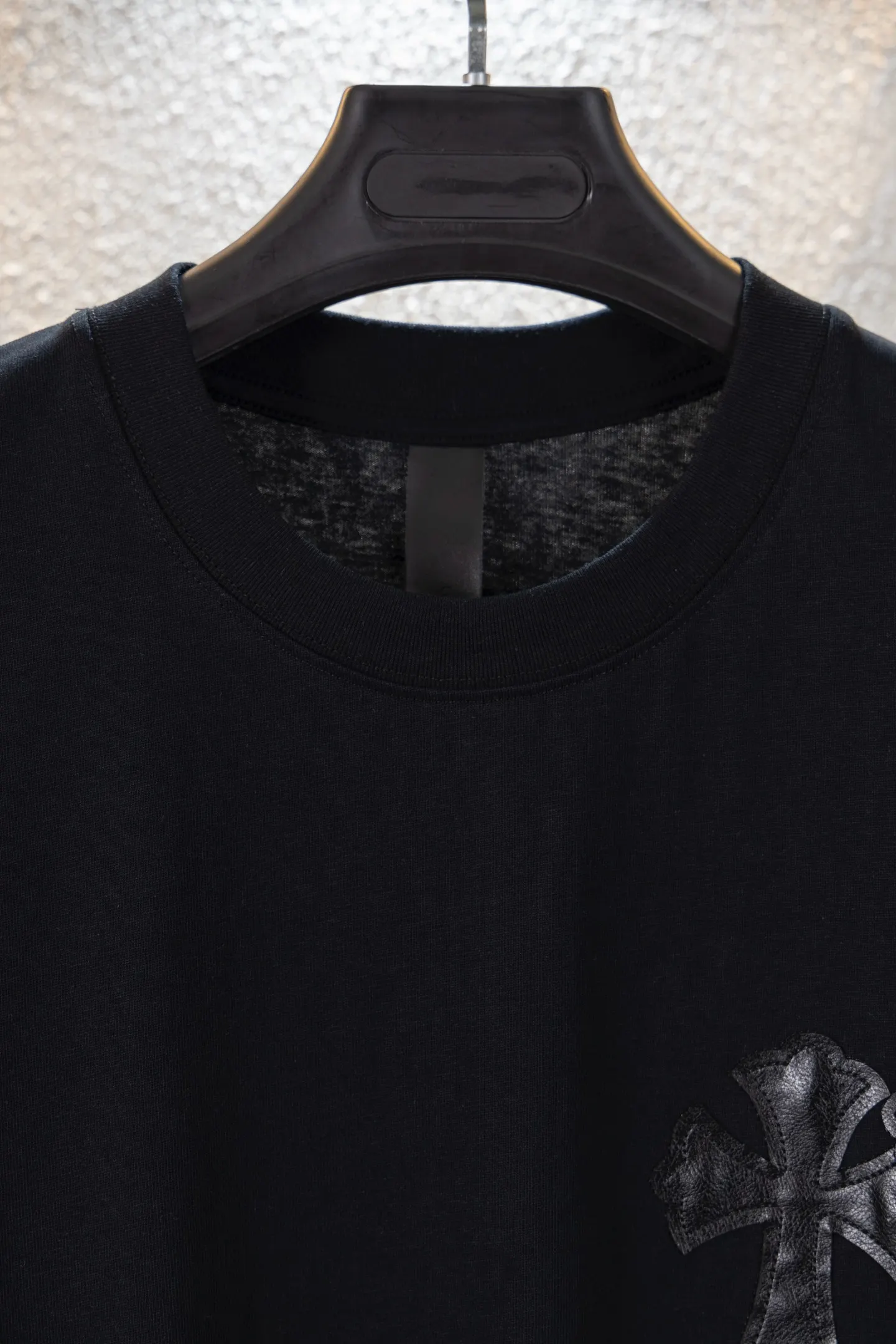 Leather Cross Patch Embroidered T-Shirt D13311561 — view 3