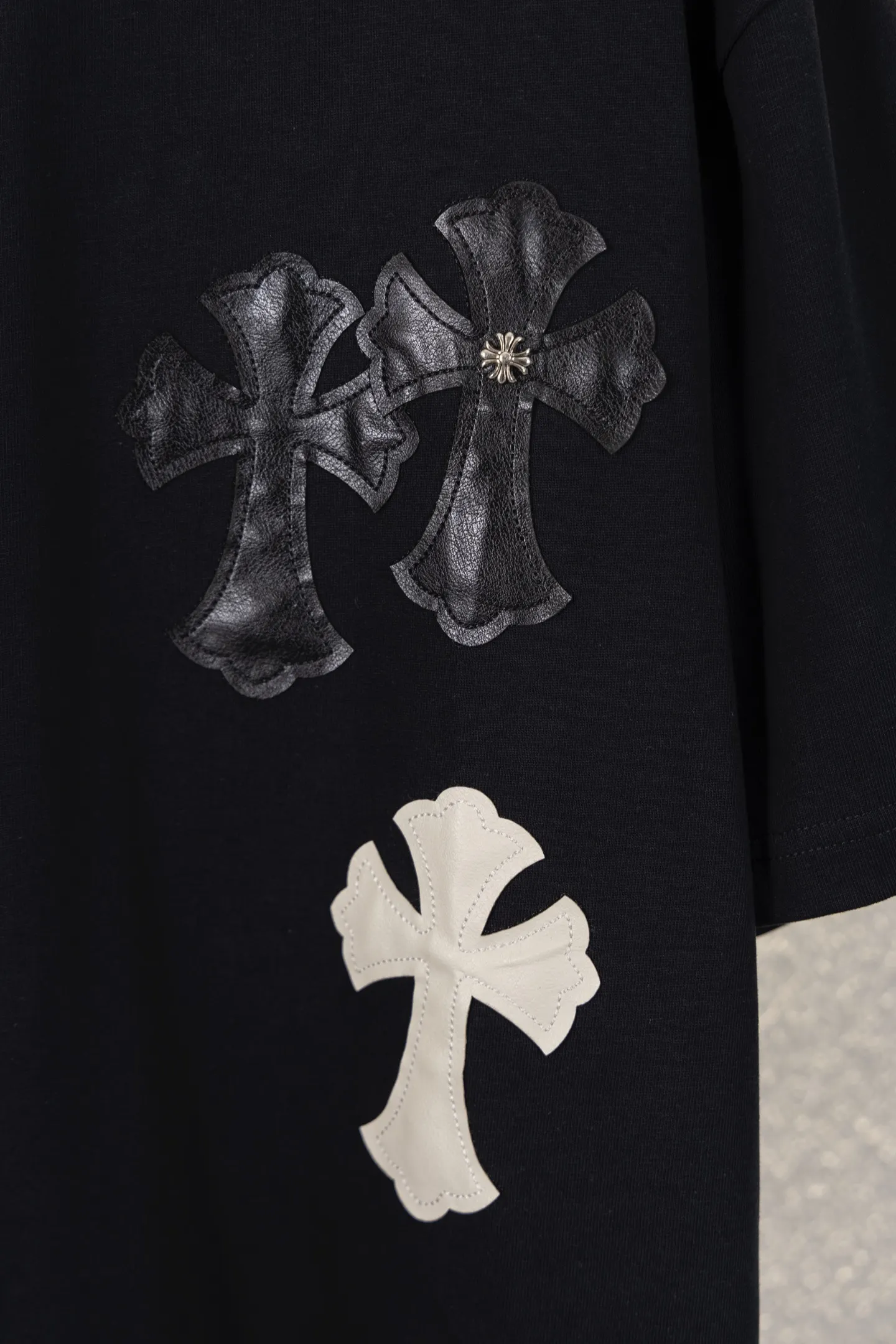 Leather Cross Patch Embroidered T-Shirt D13311561 — view 4