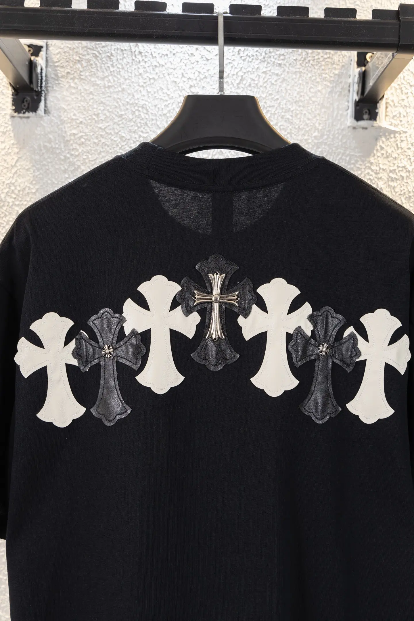 Leather Cross Patch Embroidered T-Shirt D13311561 — view 5