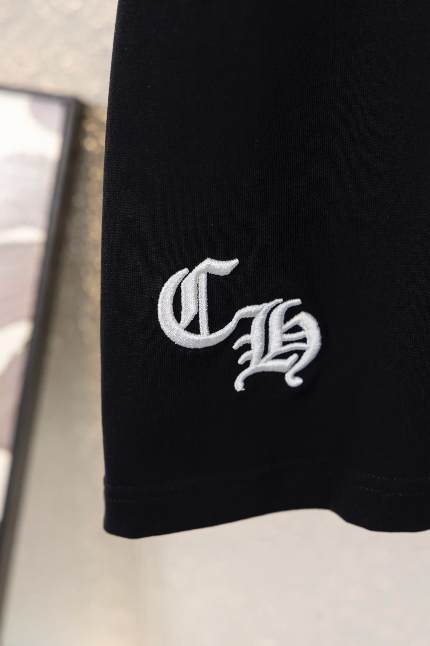 Leather Cross Patch Embroidered T-Shirt D13311561 — view 7