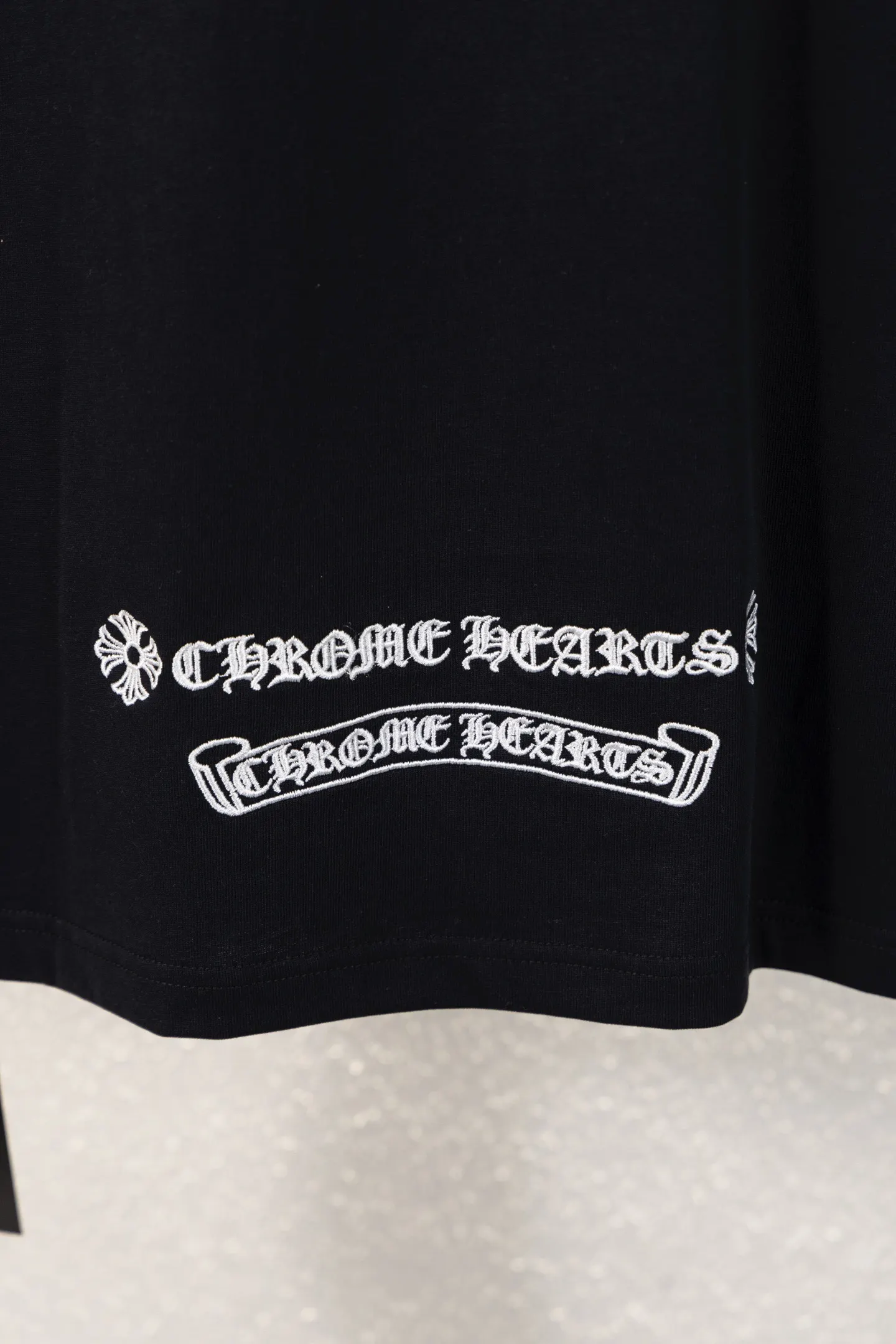 Leather Cross Patch Embroidered T-Shirt D13311561 — view 9