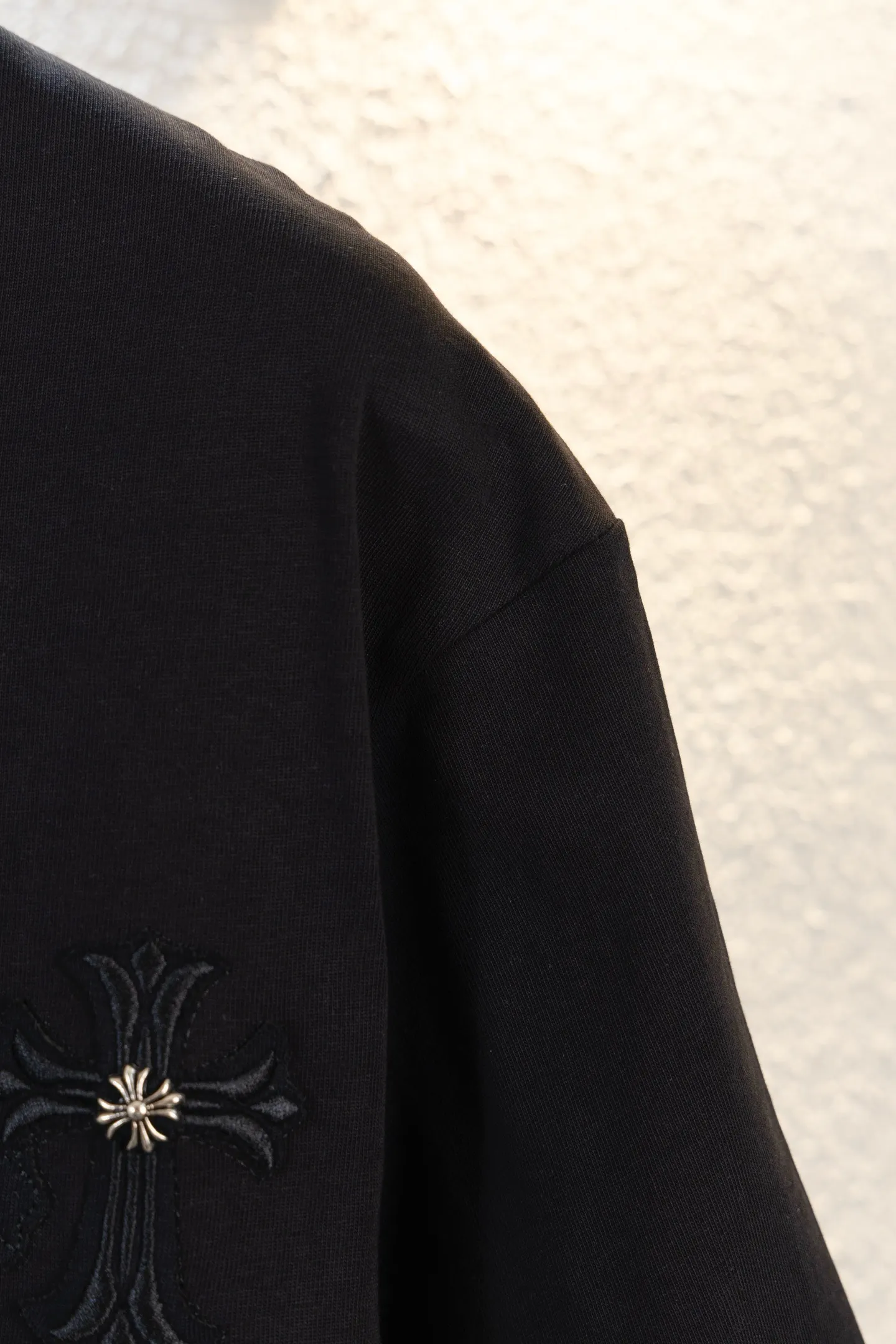 Leather Patch Cross Crew-Neck T-Shirt D14511548 — view 9