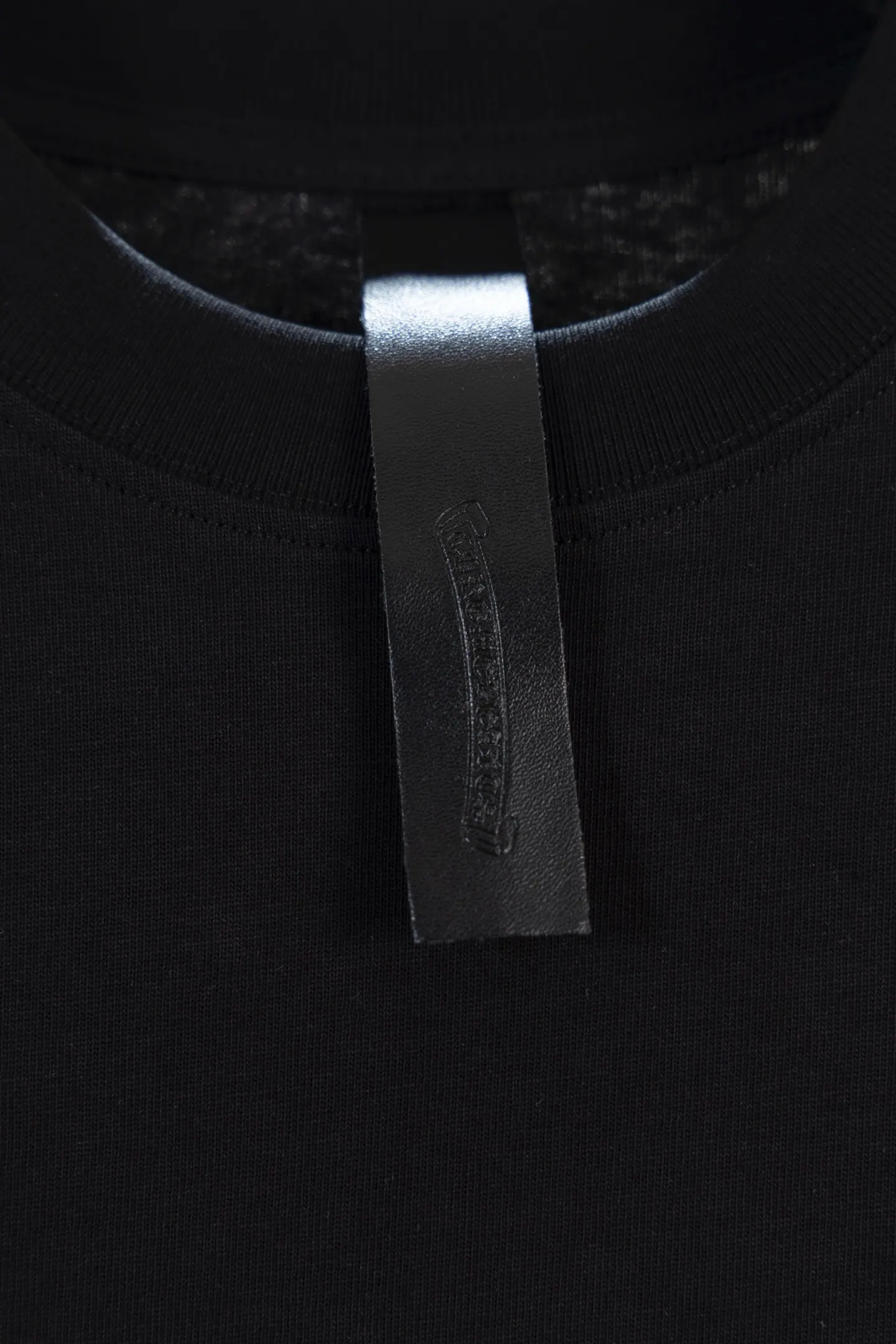 Leather Patch Cross Crew-Neck T-Shirt D14511548 — view 10