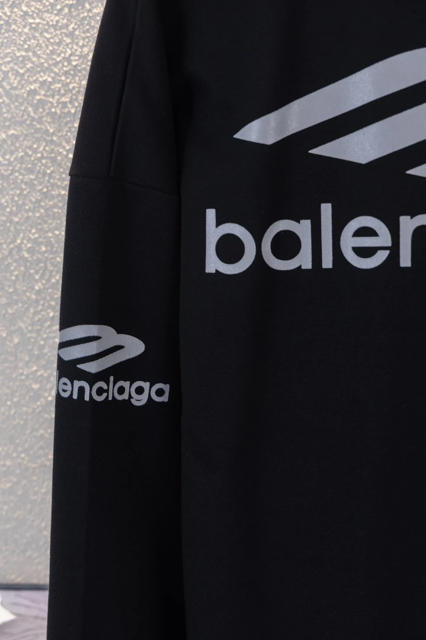 Skiwear Logo-Print V-Neck Long-Sleeve T-Shirt D14812661 — view 6