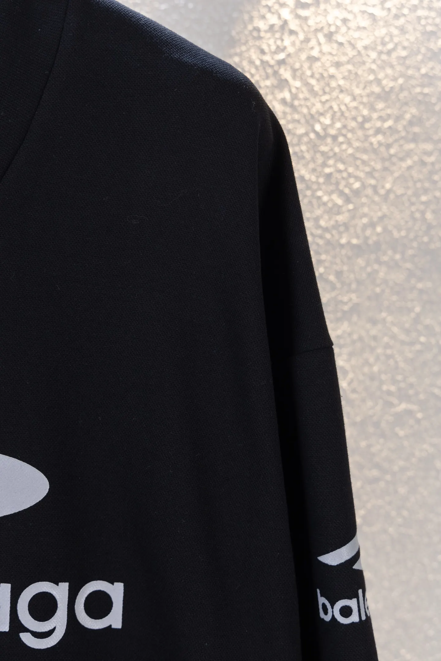 Skiwear Logo-Print V-Neck Long-Sleeve T-Shirt D14812661 — view 8