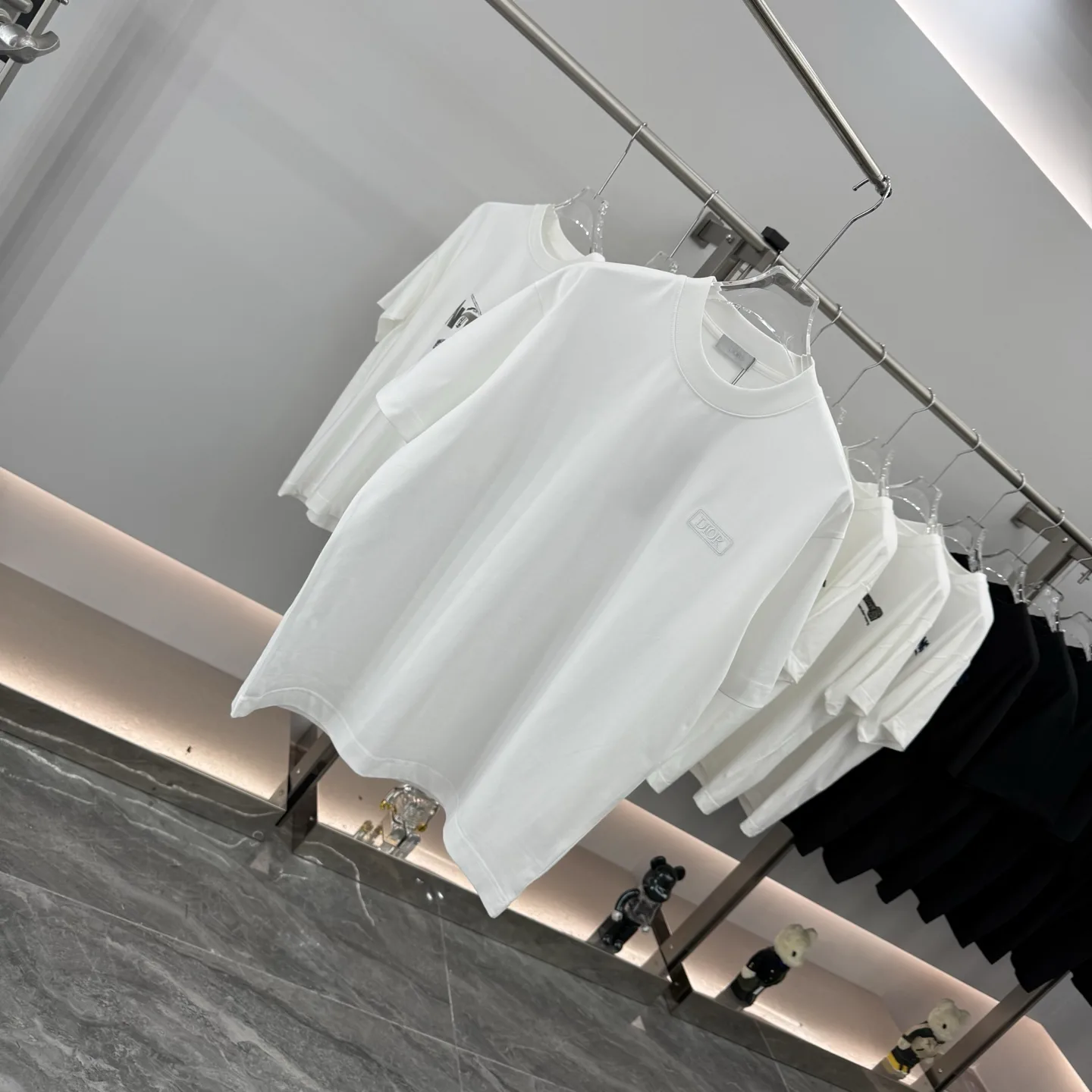 Logo Patch Relaxed Crew-Neck T-Shirt D15014259 — view 2
