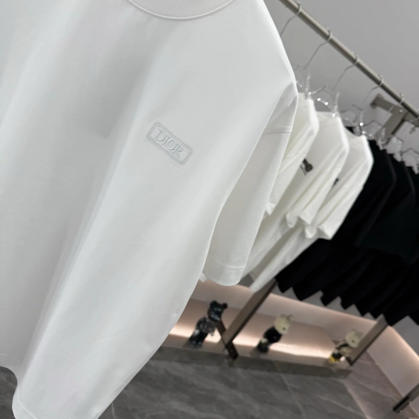 Logo Patch Relaxed Crew-Neck T-Shirt D15014259 — view 5