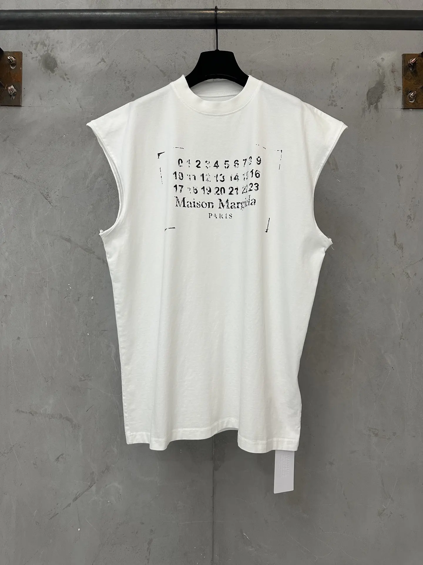 Distressed Logo Print Sleeveless T-Shirt D15011741
