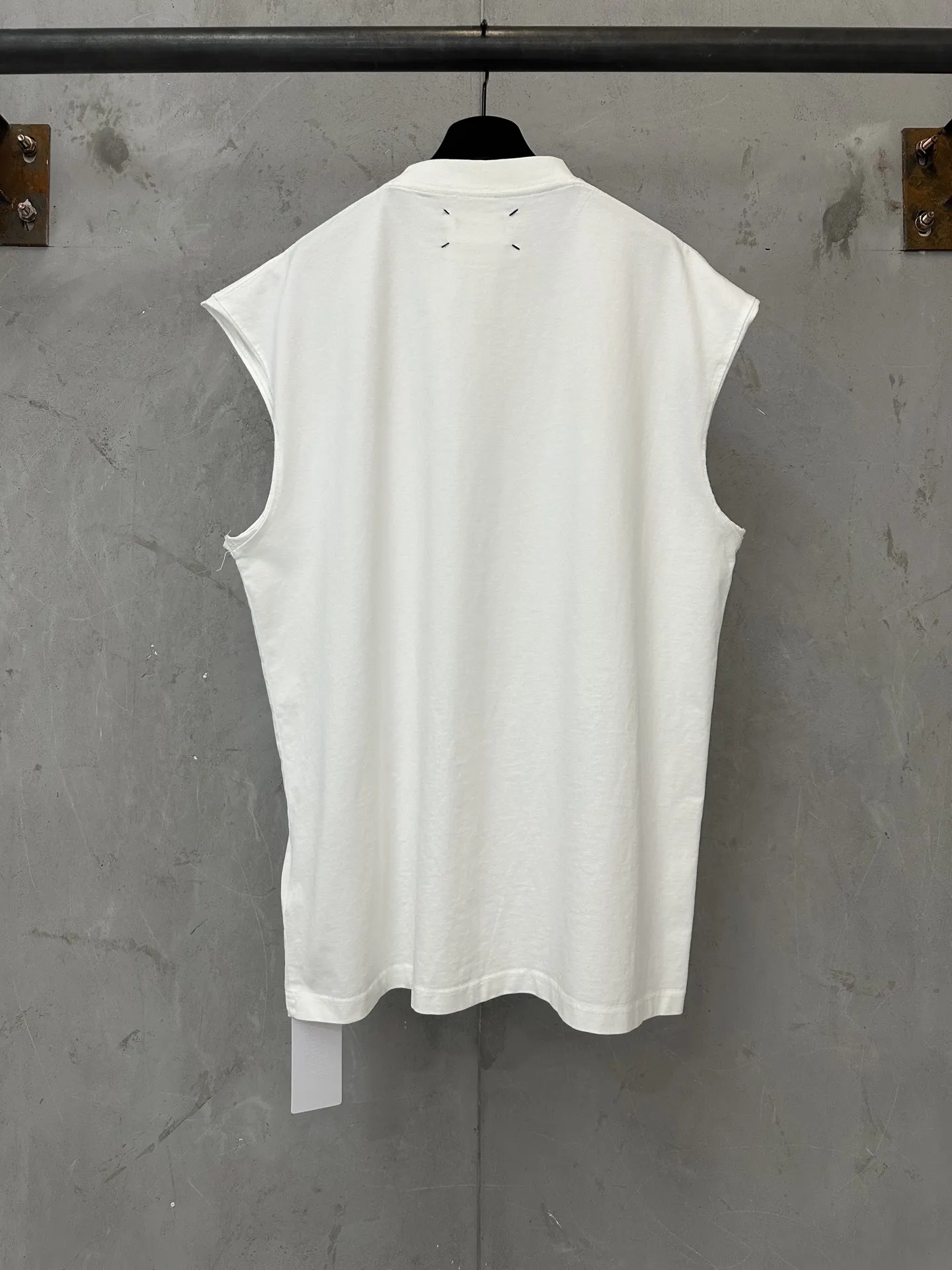Distressed Logo Print Sleeveless T-Shirt D15011741 — view 2