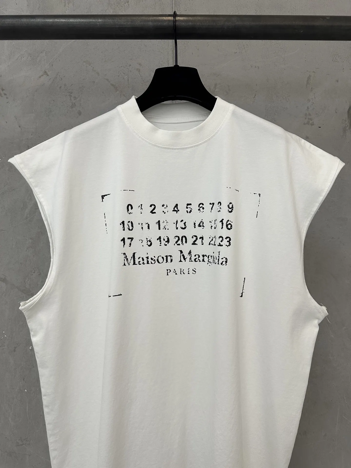 Distressed Logo Print Sleeveless T-Shirt D15011741 — view 3
