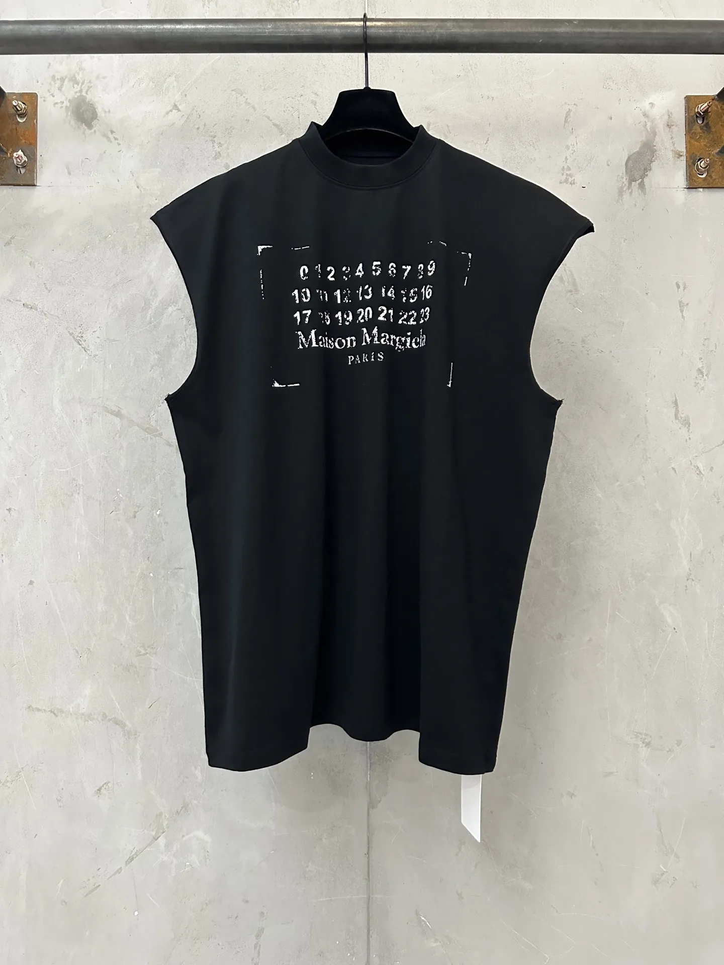 Maison Margiela Distorted Logo Print Sleeveless T-Shirt D16511742