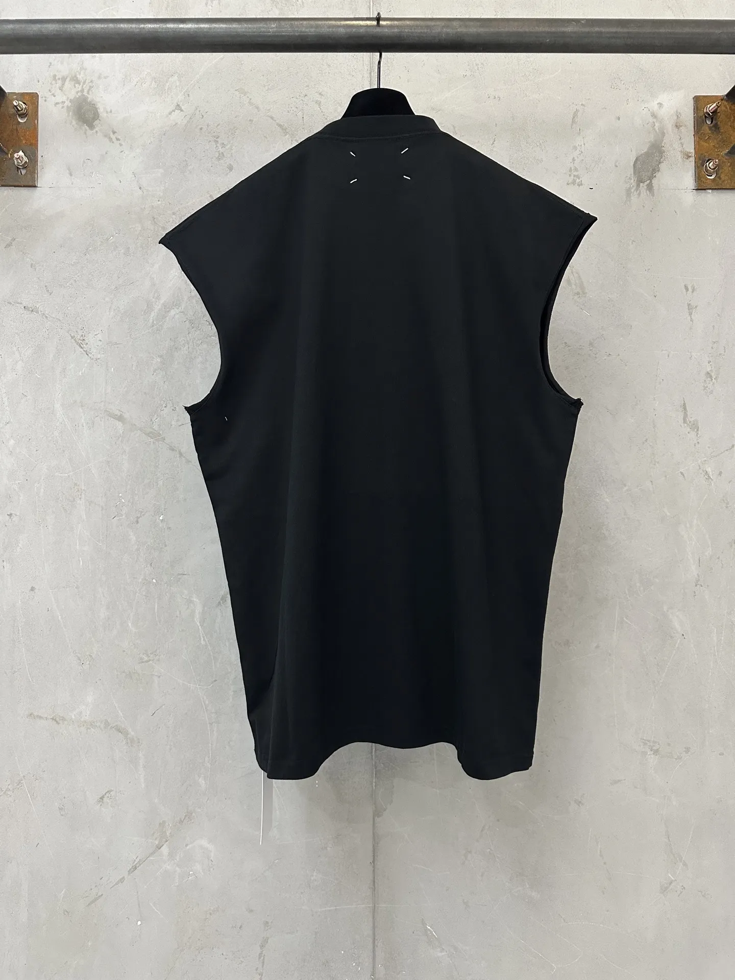 Maison Margiela Distorted Logo Print Sleeveless T-Shirt D16511742 — view 2
