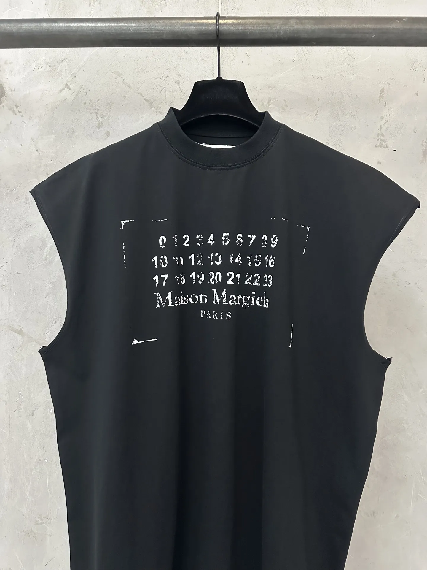 Maison Margiela Distorted Logo Print Sleeveless T-Shirt D16511742 — view 3