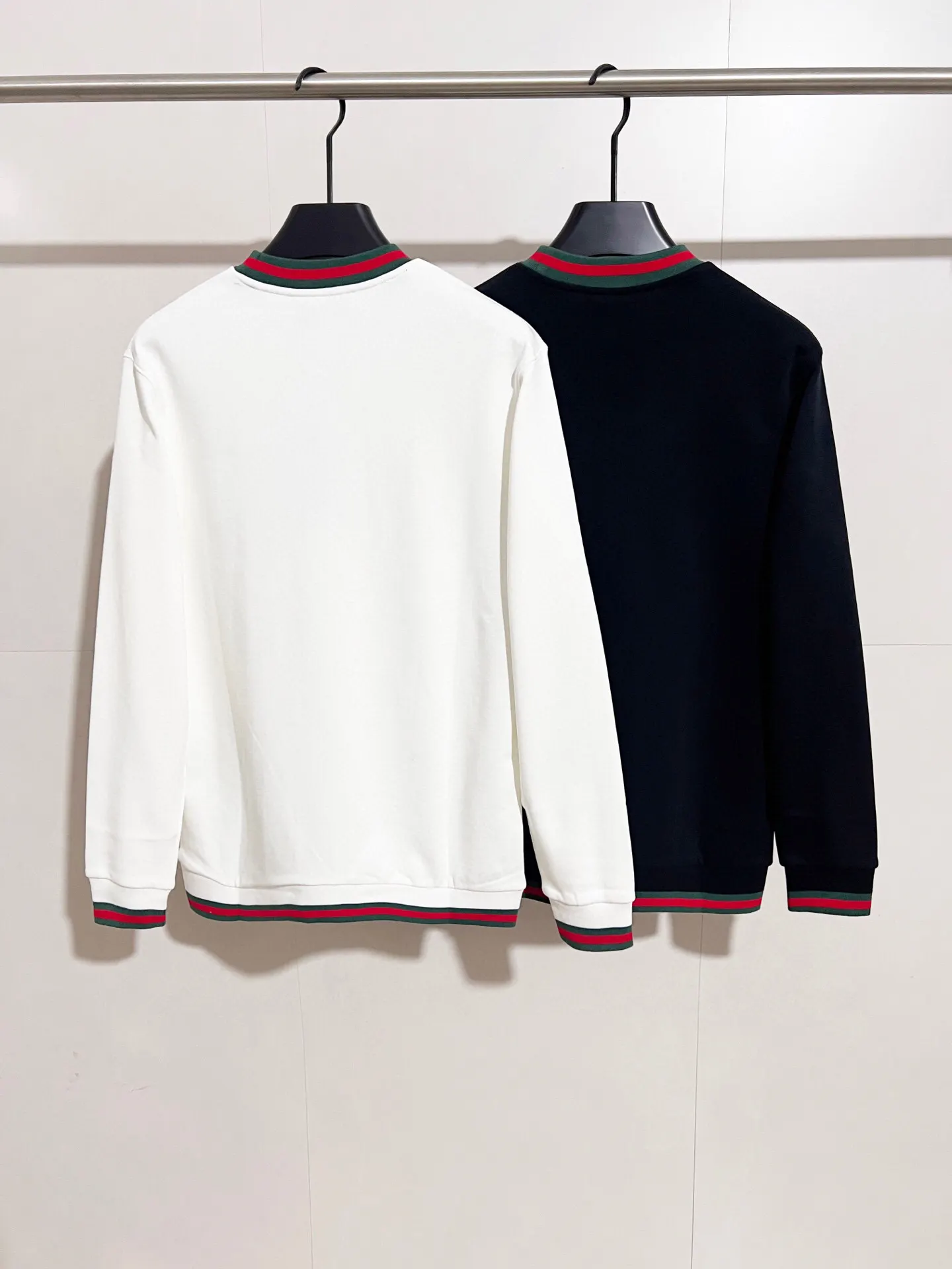 Web-Stripe Trim Logo Sweatshirt D15016446 — view 2