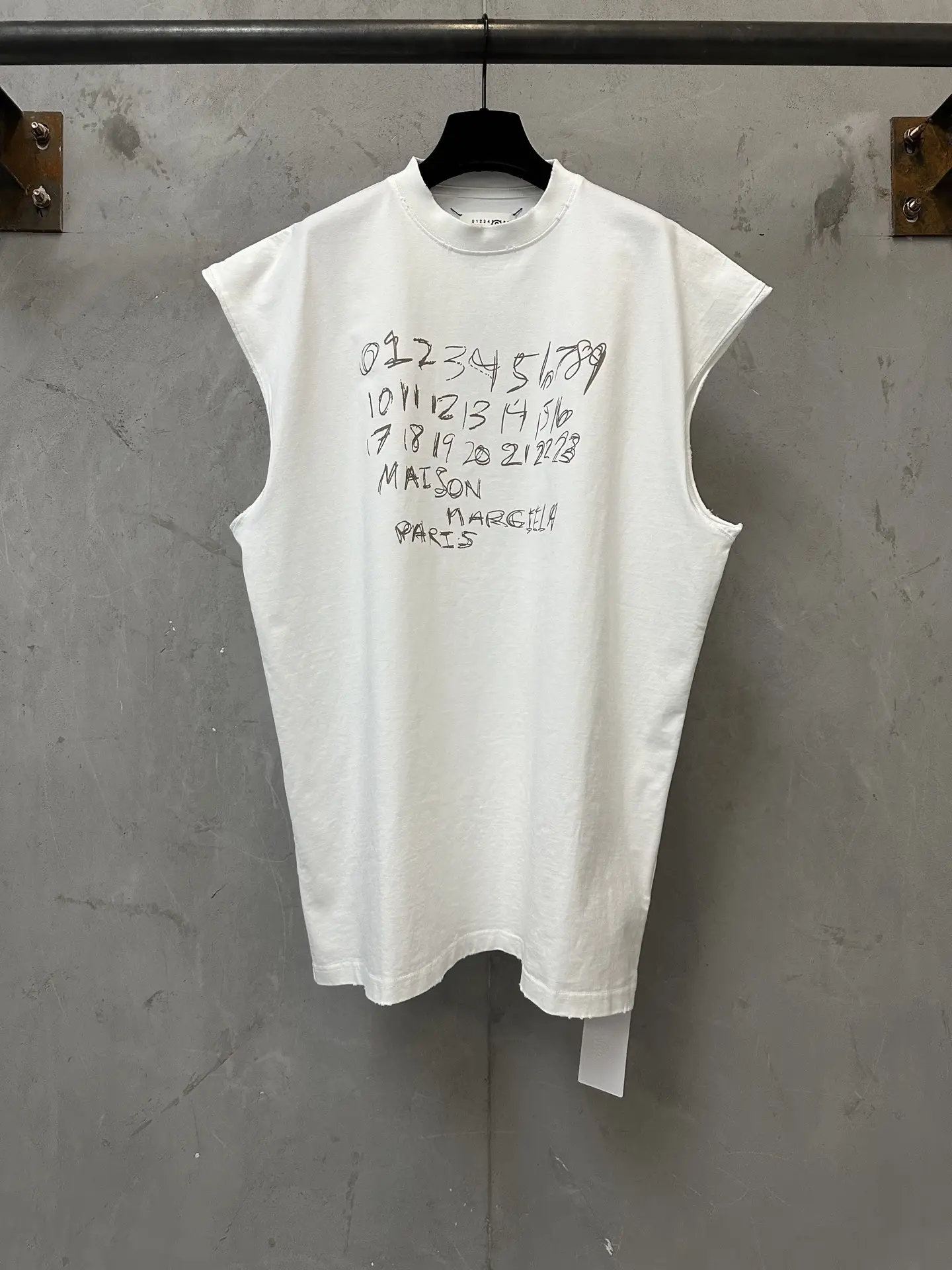 Numeric Logo Print Sleeveless T-Shirt D16011605